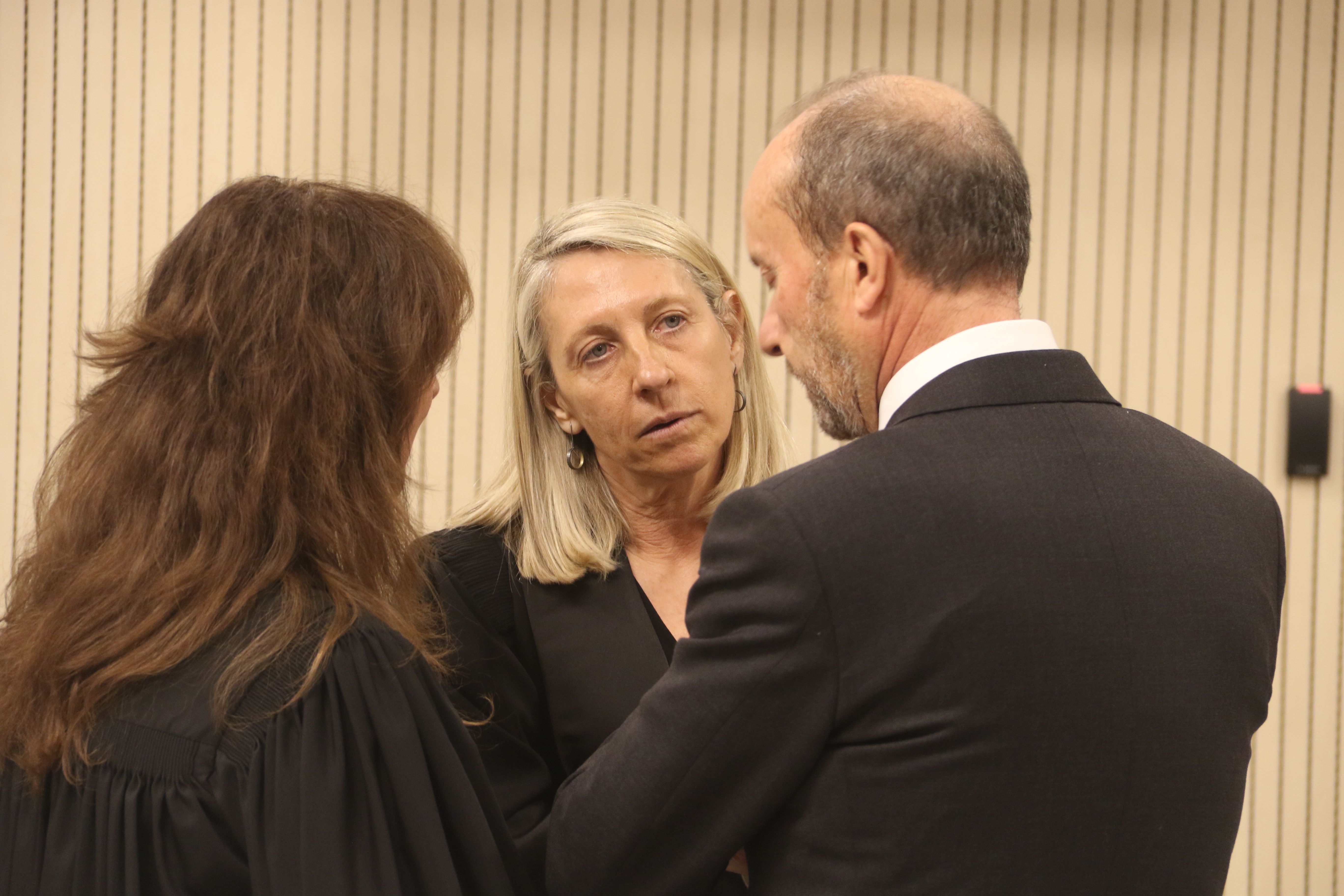 Míriam de Rosa parlant amb Núria Garcia i Josep Maria Rossell.