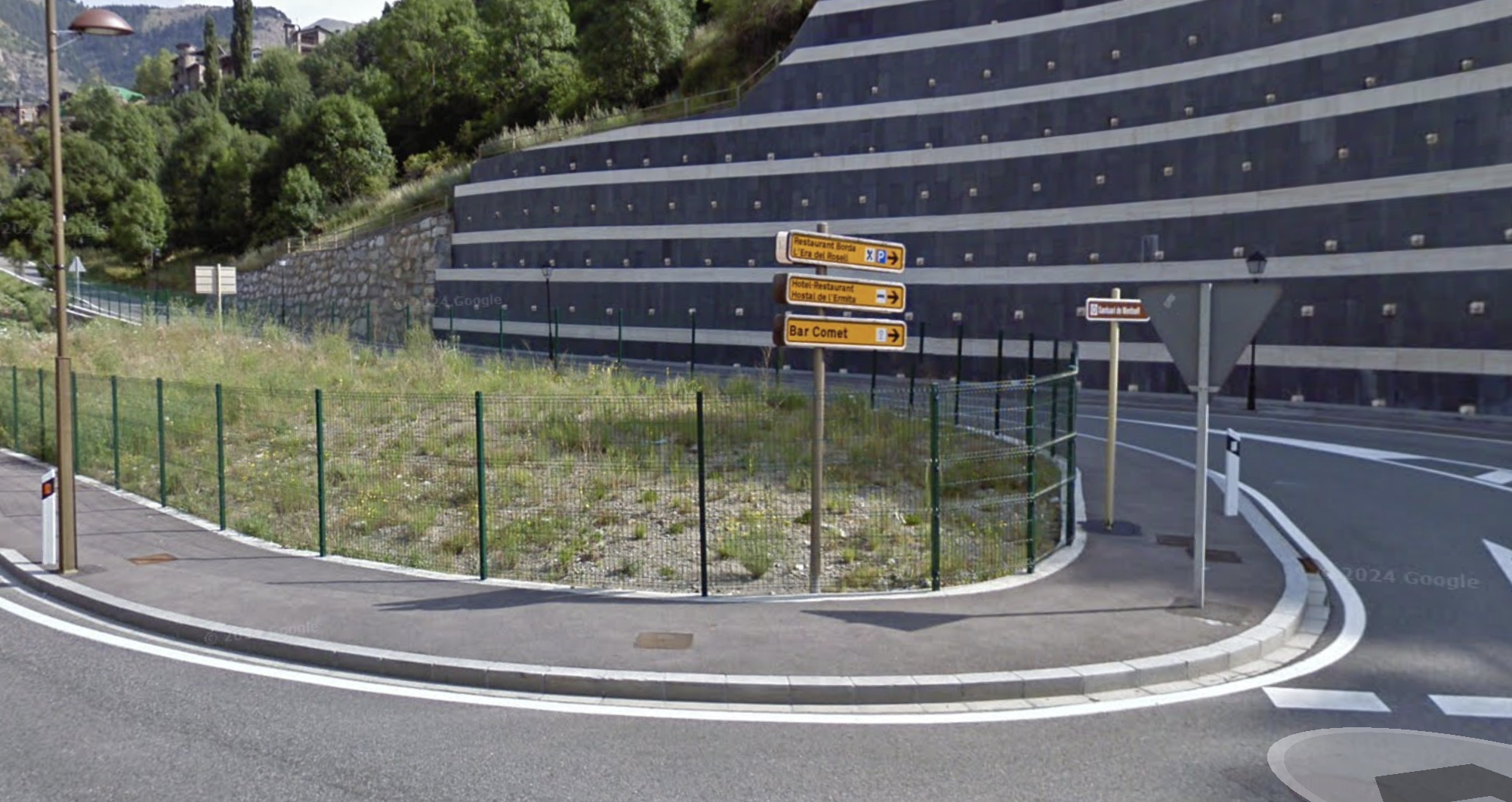 El terreny on es farà l'aparcament.