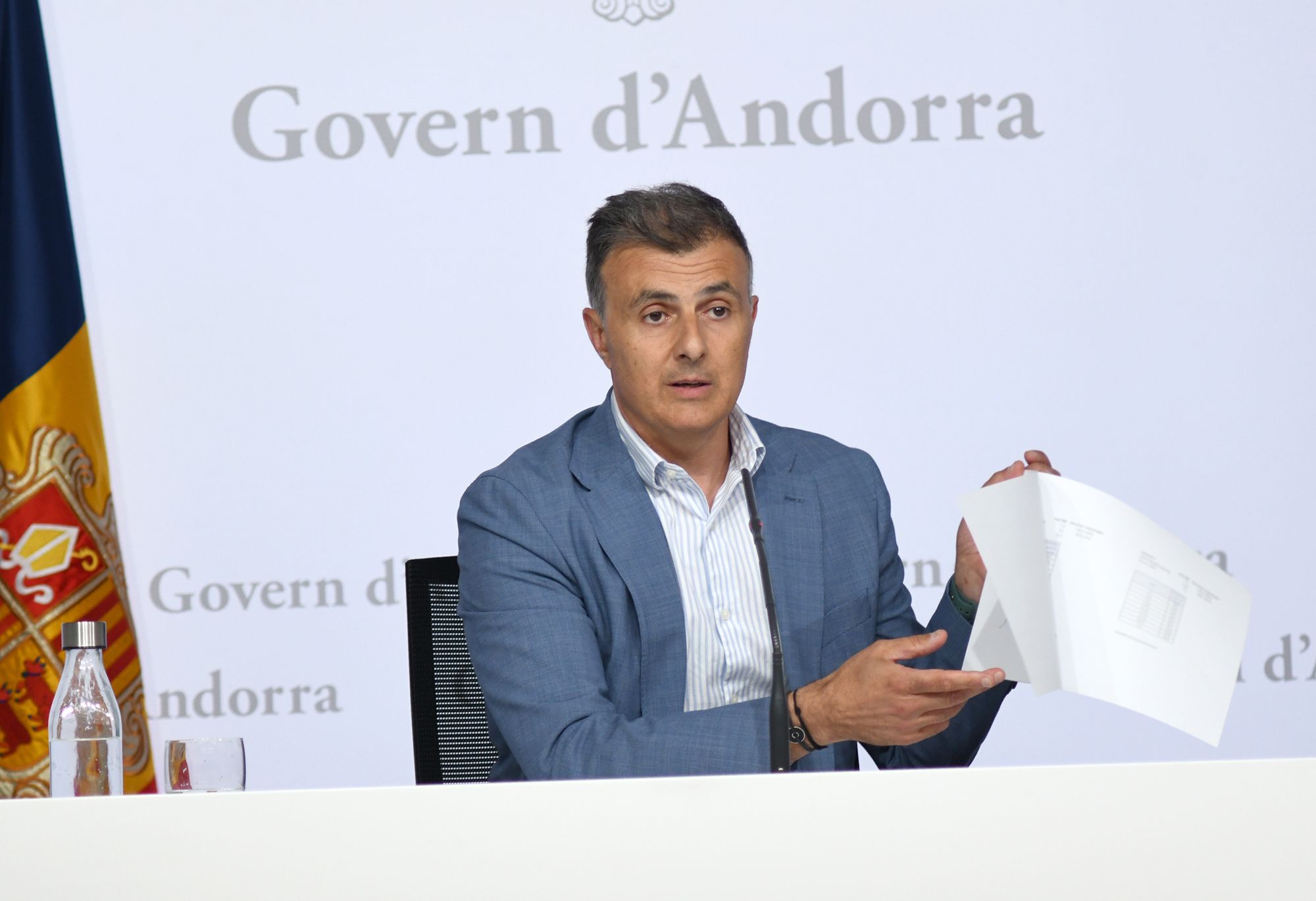 Marc Rossell donant explicacions en una roda de premsa.