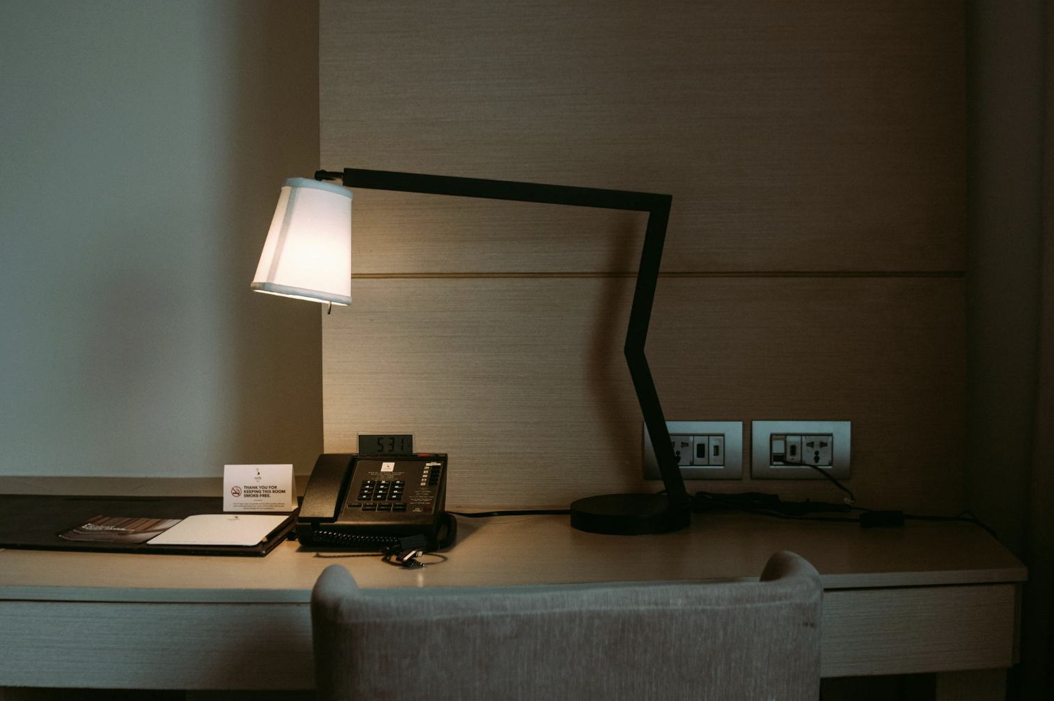 Escriptori d’una habitació d’hotel.