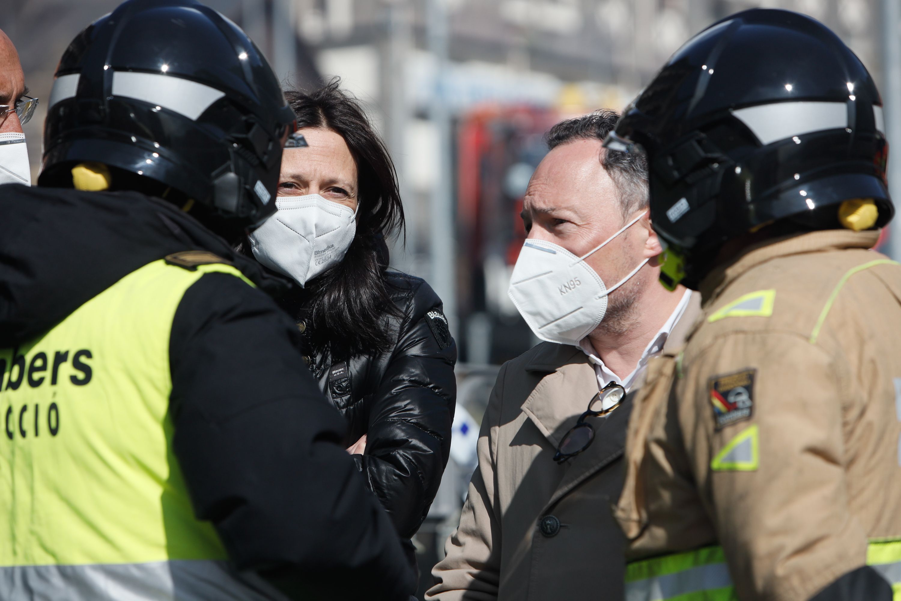Ester Molné i Xavier Espot escoltant els bombers dijous passat a Arinsal.
