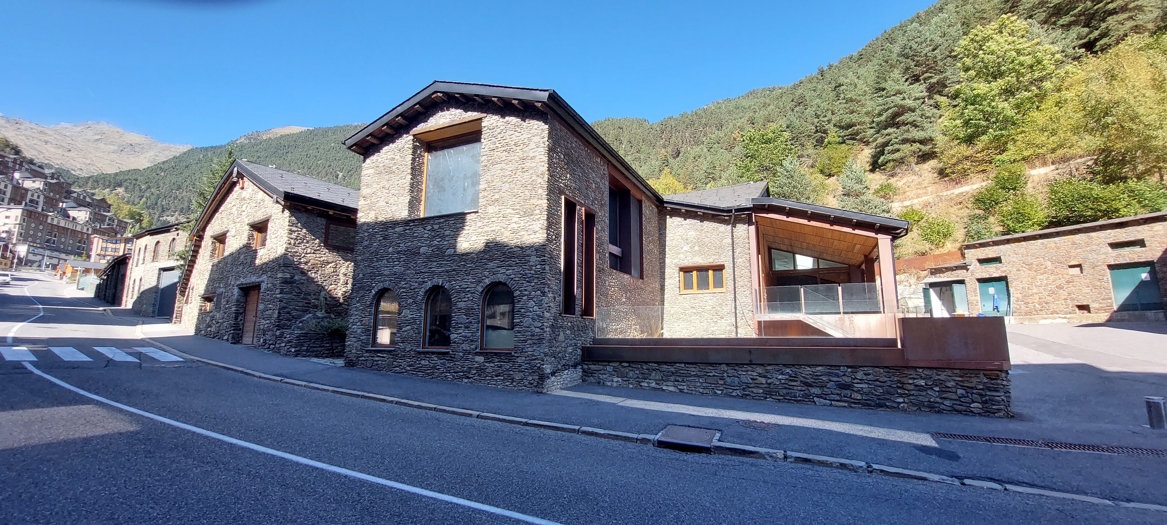 Una imatge del recinte fabril d'Arinsal abans del malaurat incendi.