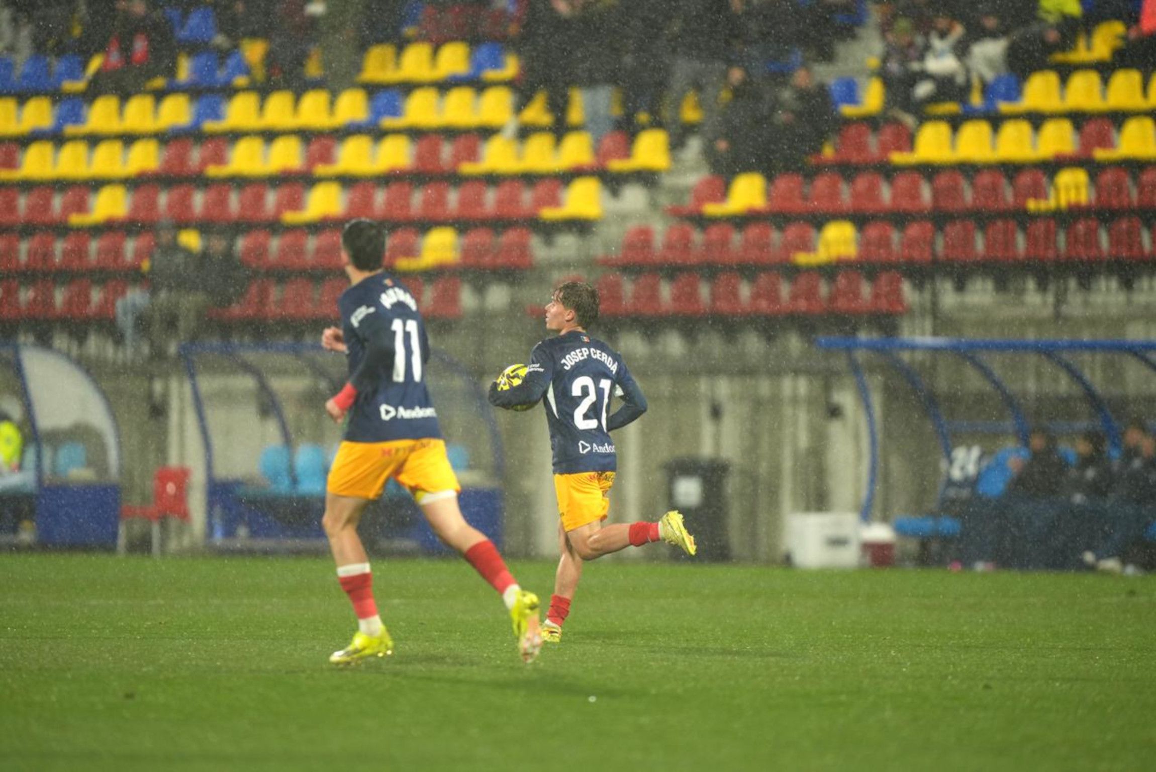 Cerdà corre amb la pilota després de marcar un dels dos gols del partit.