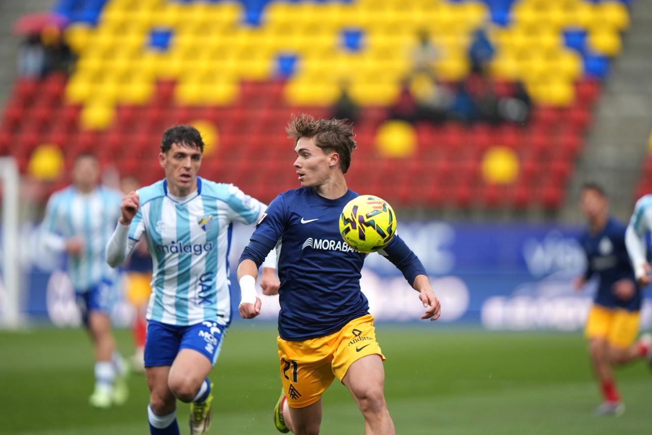 Cerdà controla una pilota davant la mirada d'un jugador del Màlaga.