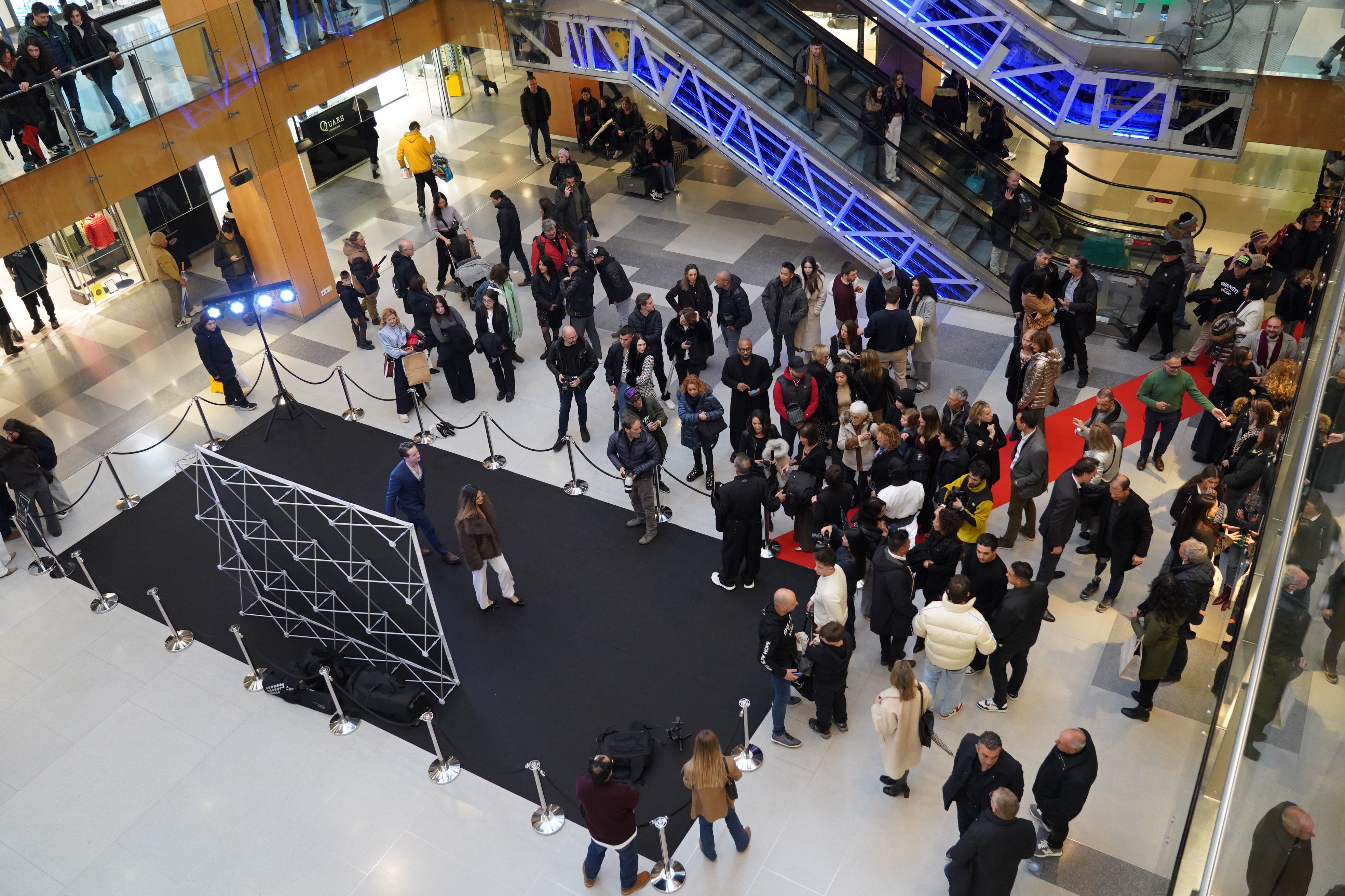 La planta baixa s'ha omplert dels convidats de Shangti.