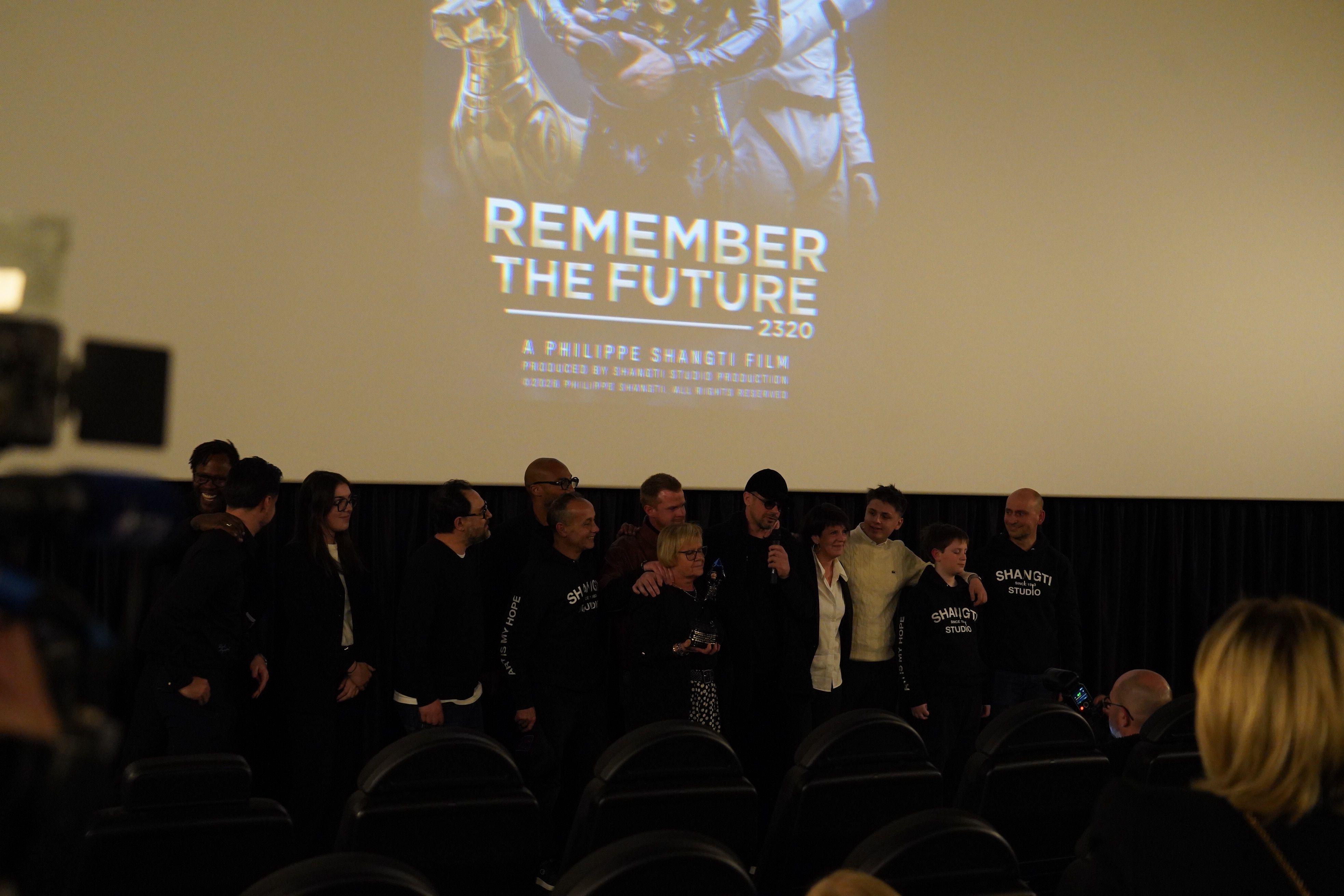 Familiars i amics s'han apropat per donar ànims a l'artista.