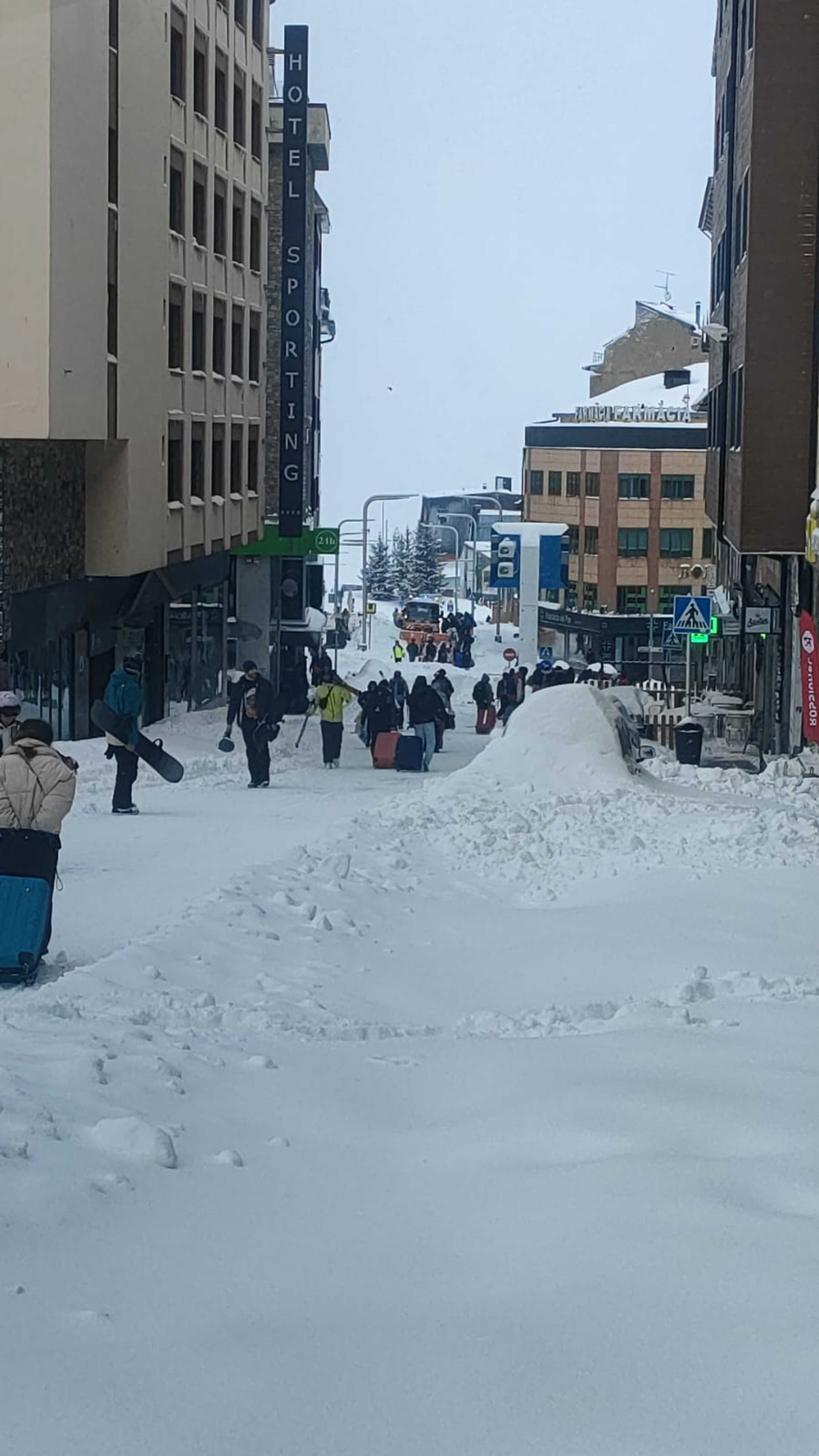 Els joves que han participat al Sumol deixen el Pas de la Casa després de l'estada.