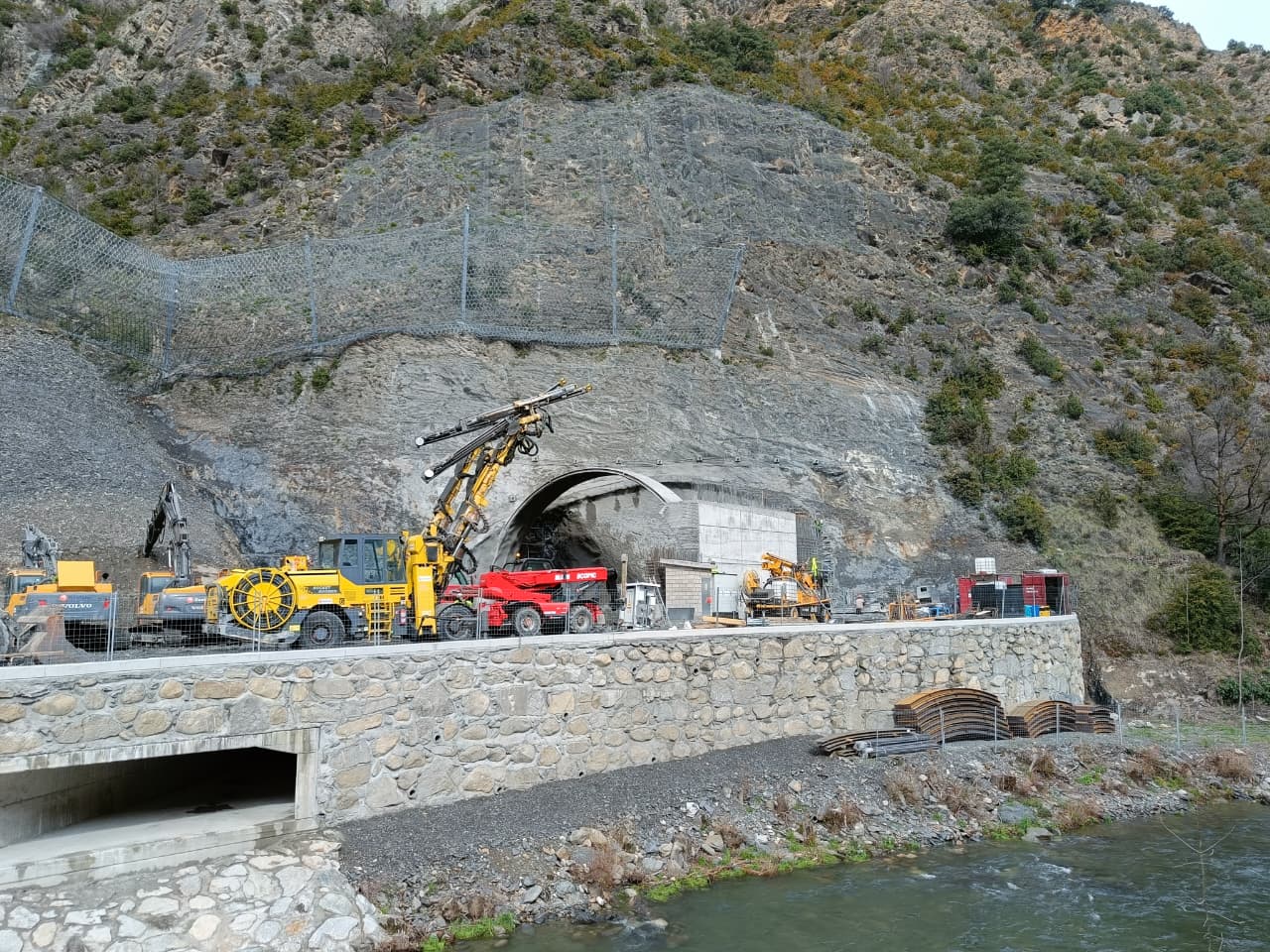 La maquinària especialitzada en el lloc de la intervenció.