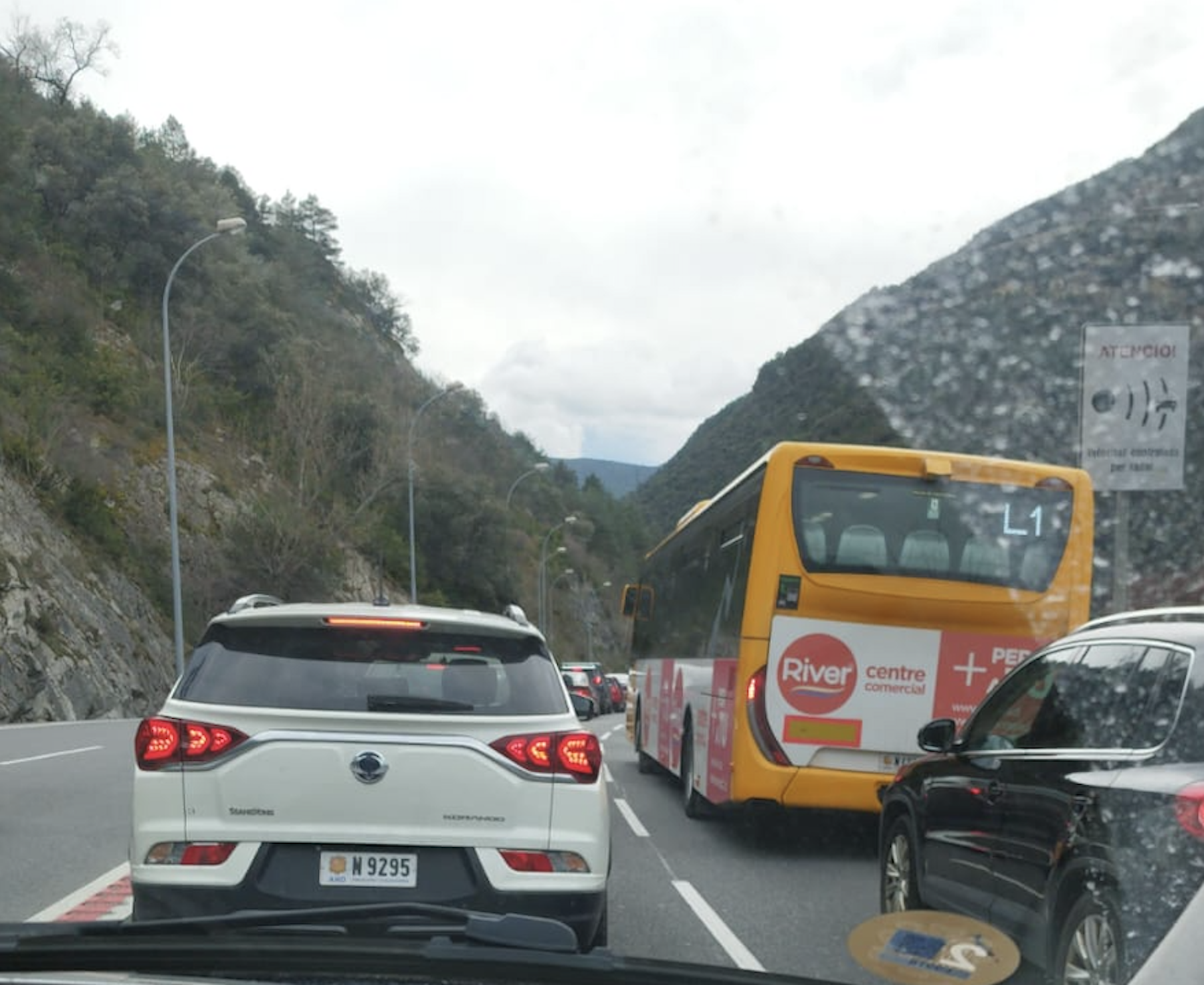 Cua de baixada a l’altura de l’Epizen.
