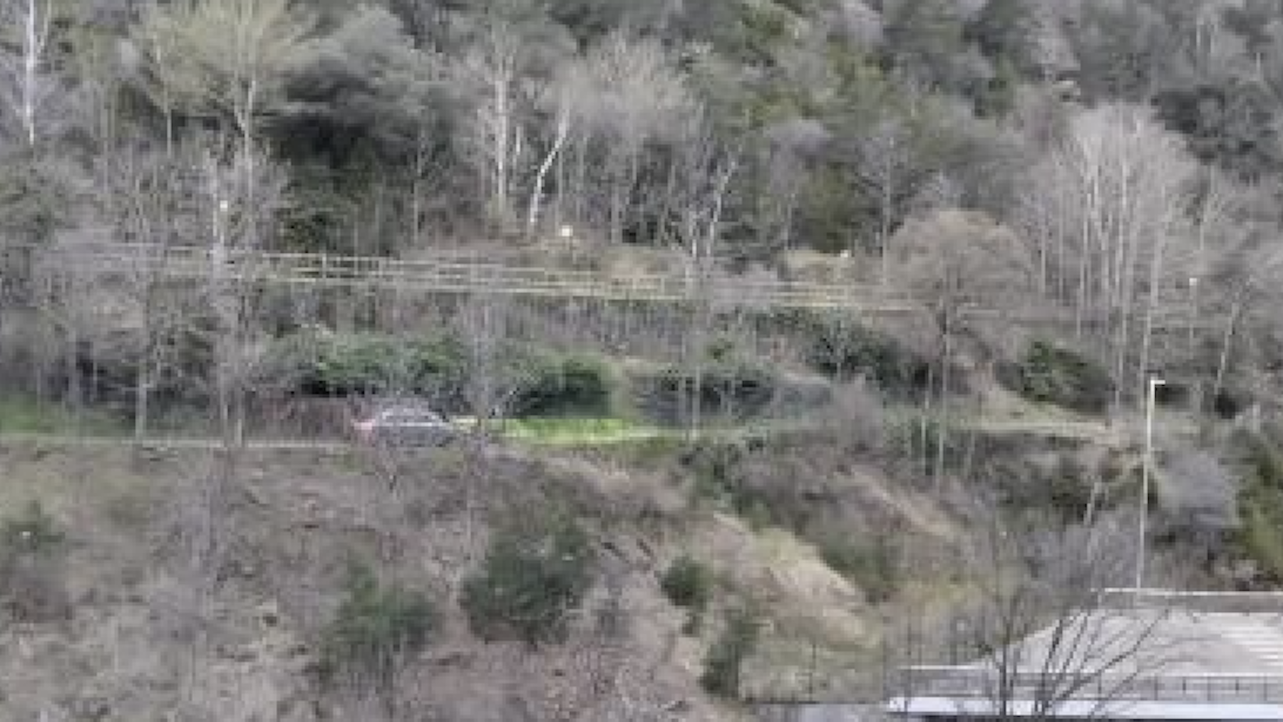 Un cotxe circula pel carrer Les Canals.