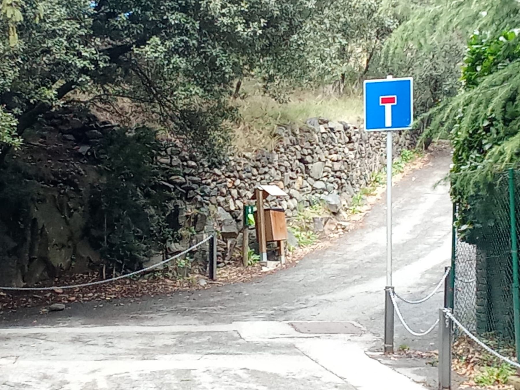 La senyalització de ‘carrer sense sortida’.