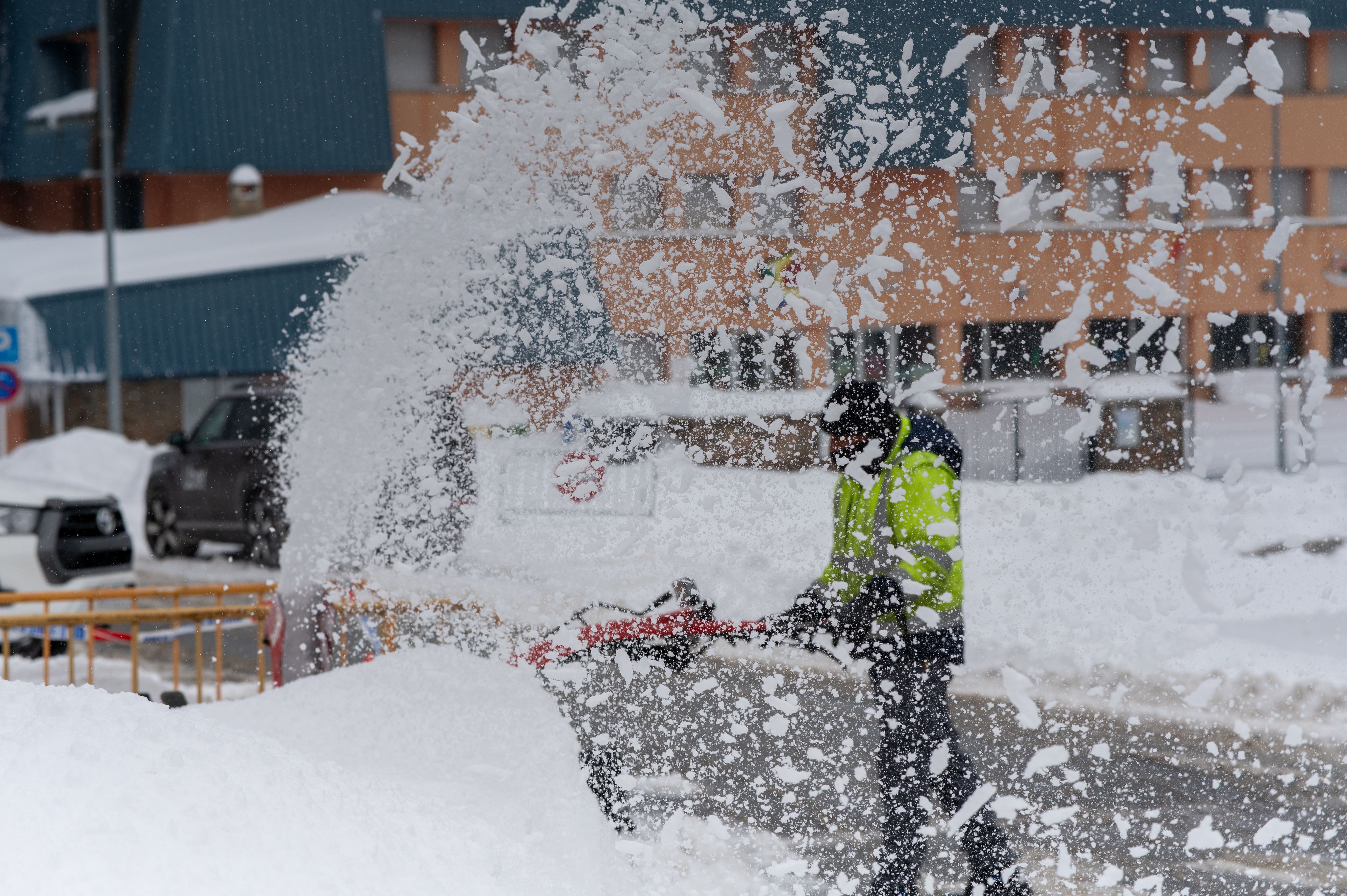 Operaris mirant de retirar neu.