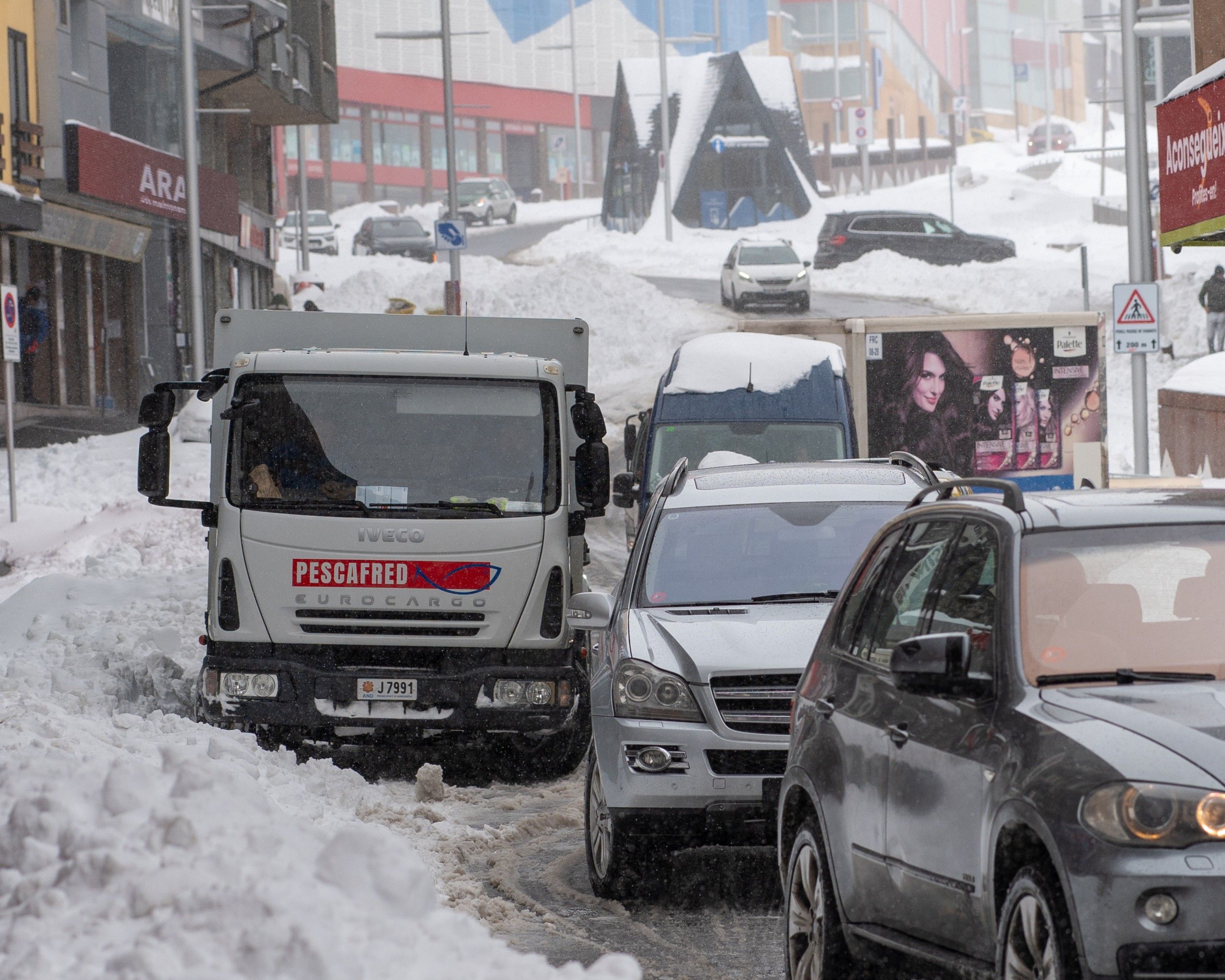 Circulació enmig de la neu.
