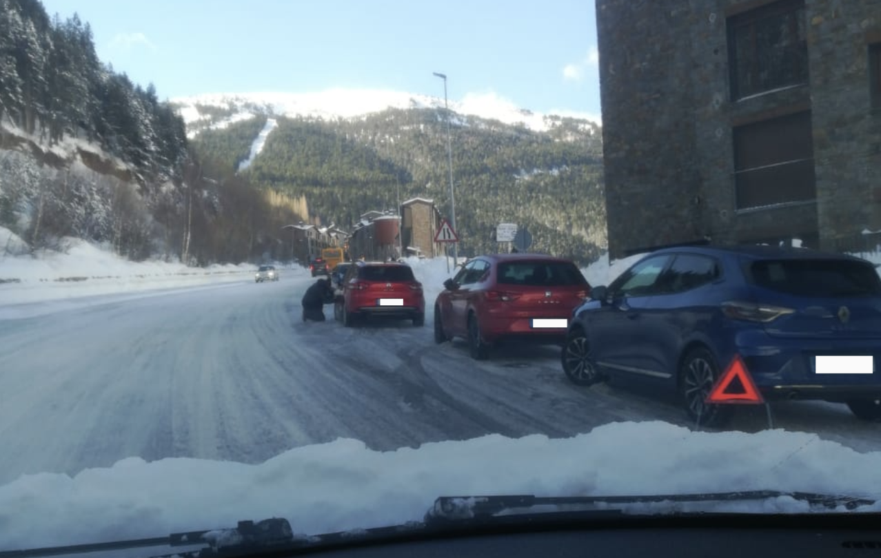 Control d’equipaments especials a la CG-2 en direcció a Soldeu per la presència de neu a la calçada.