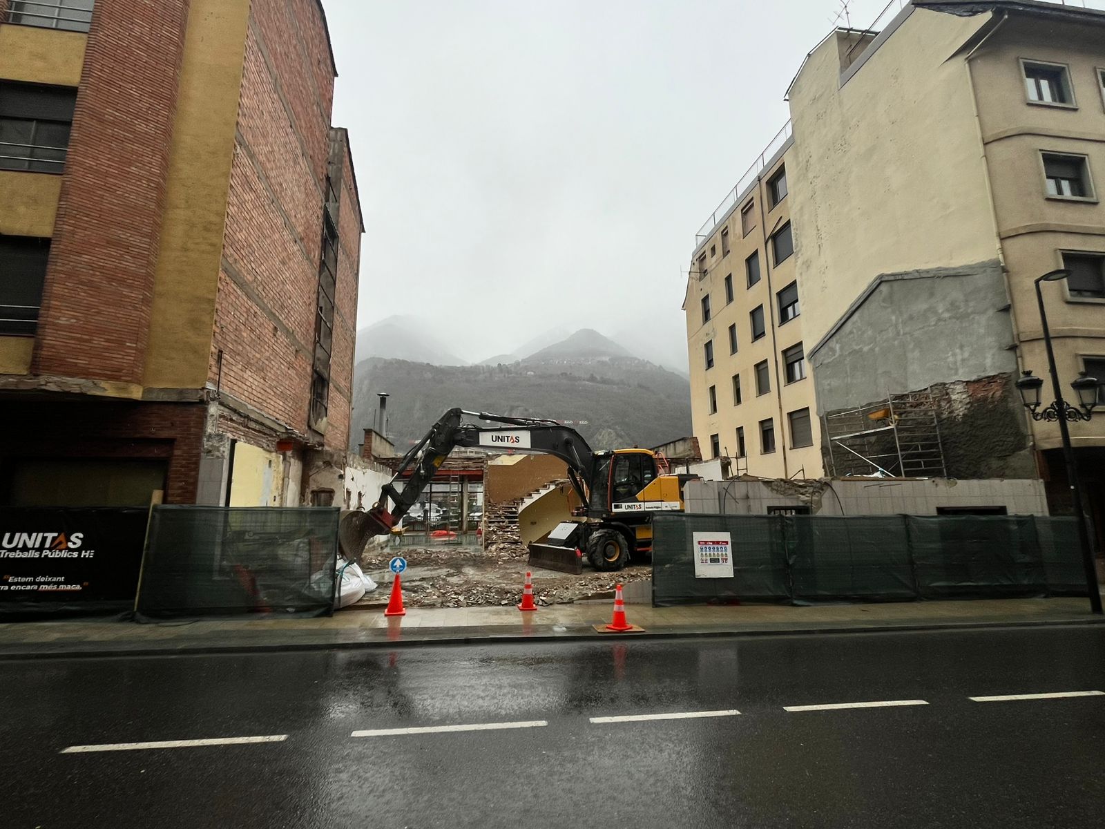 El solar que ocupava l'antiga pensió García, ara enderrocada.