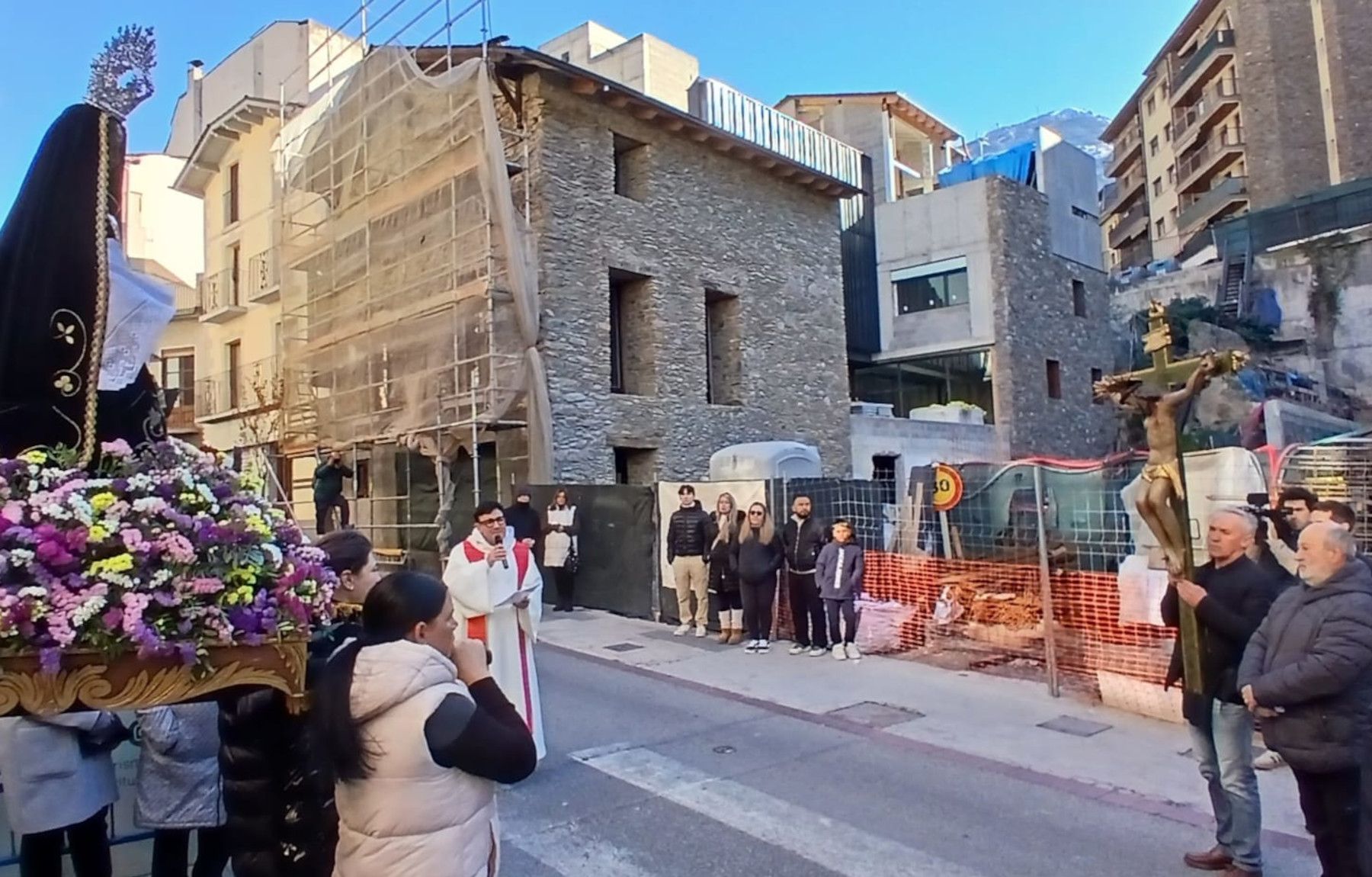 Mossèn Pepe ha liderat el seguici. 