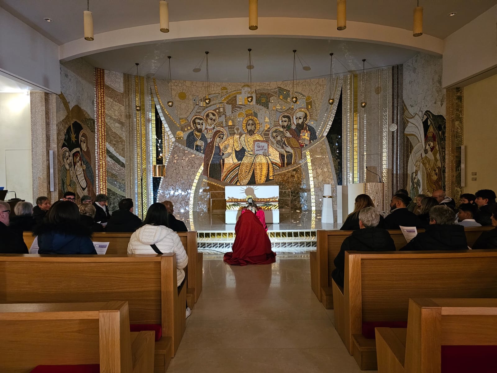 Crist, preparat per sortir al Via Crucis a l'església de Sant Julià.