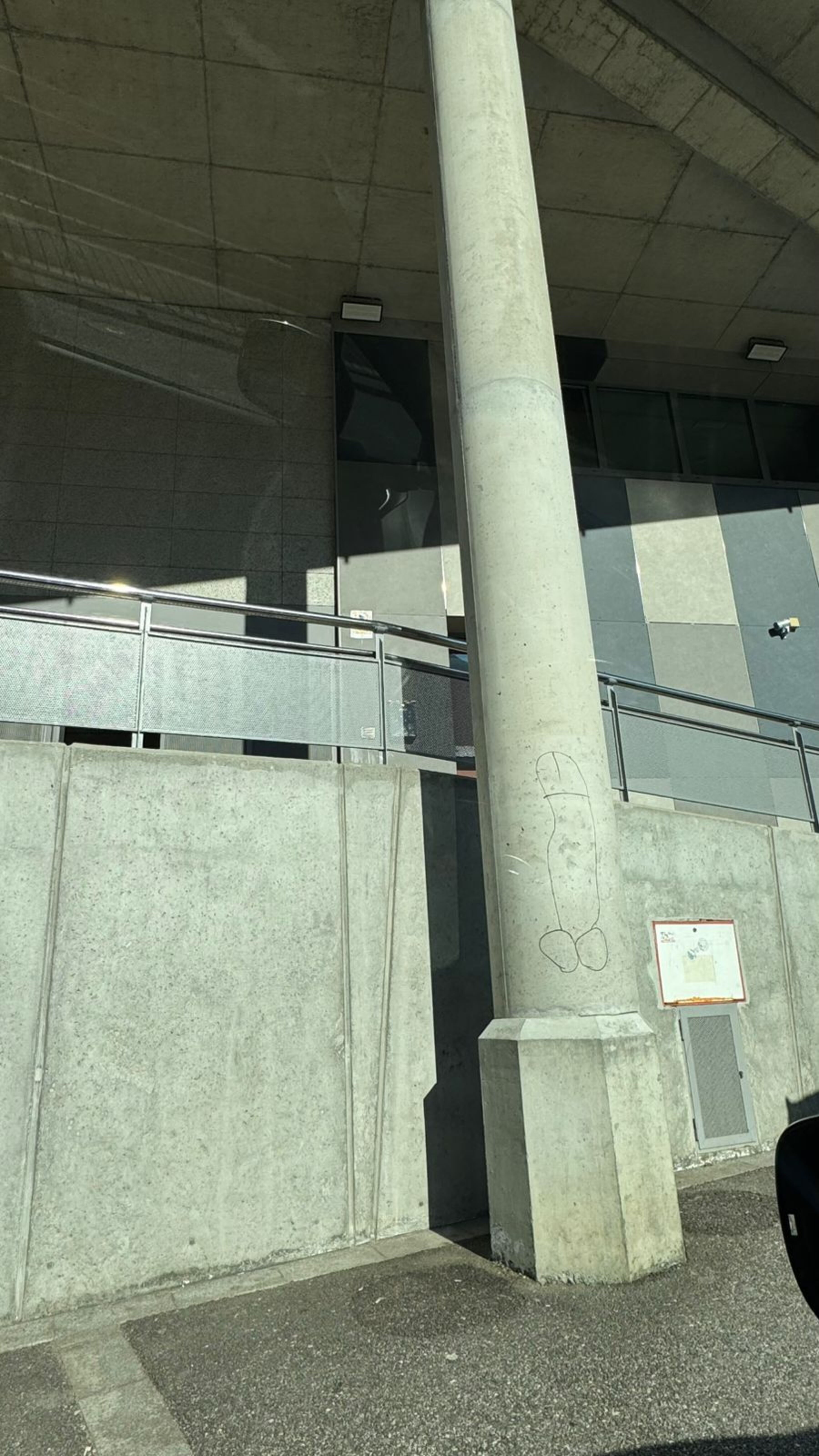 La pintada fa dies que és ben visible en una de les columnes de la façana.