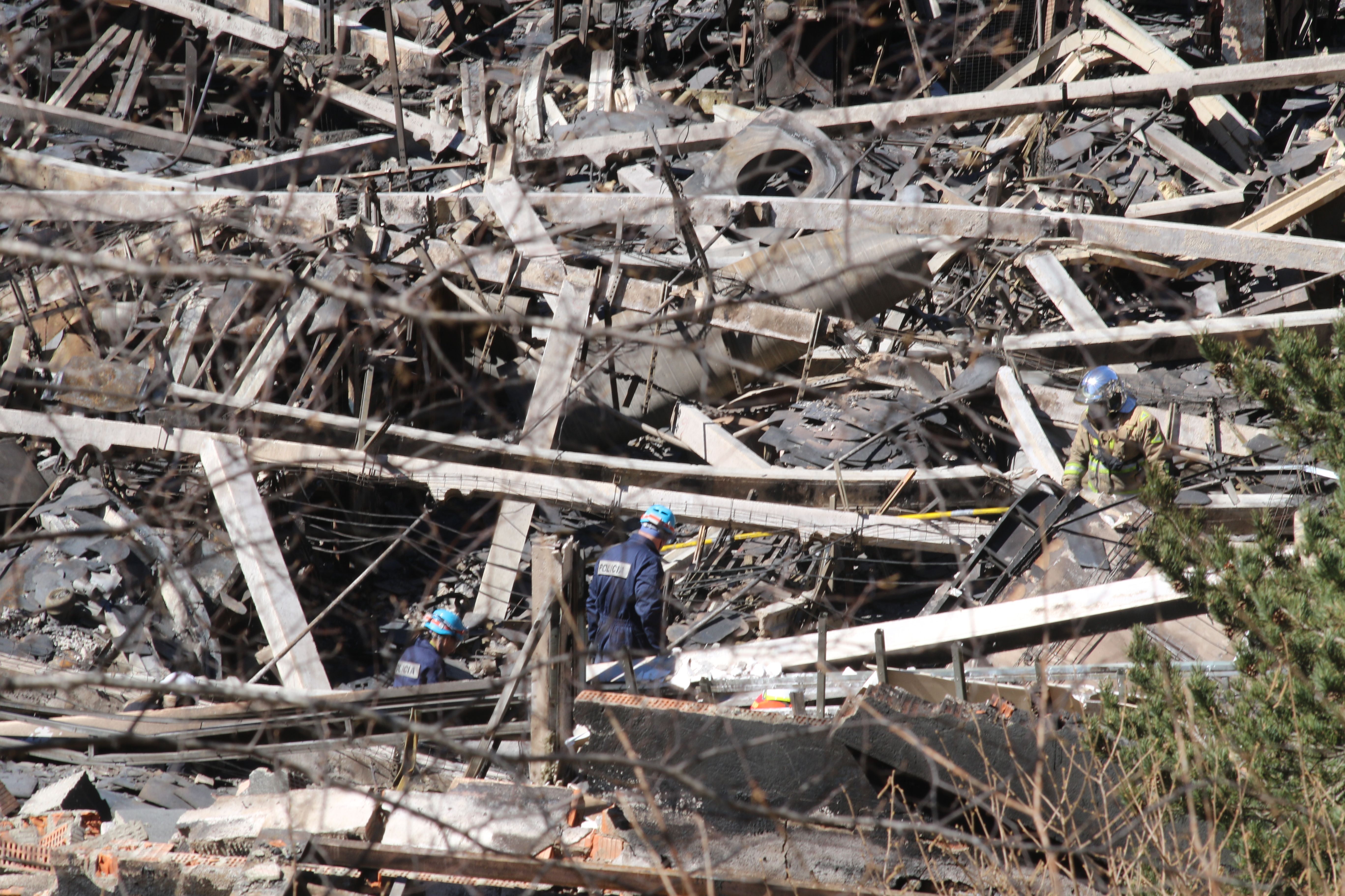 Policies i bombers inspeccionant la zona el divendres posterior a l'inici de l'incendi. Policies i bombers inspeccionant la zona el divendres posterior a l'inici de l'incendi.