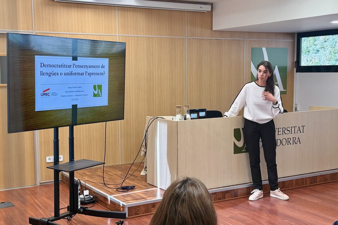 Laura Navarro durant la presentació a l'UdA.