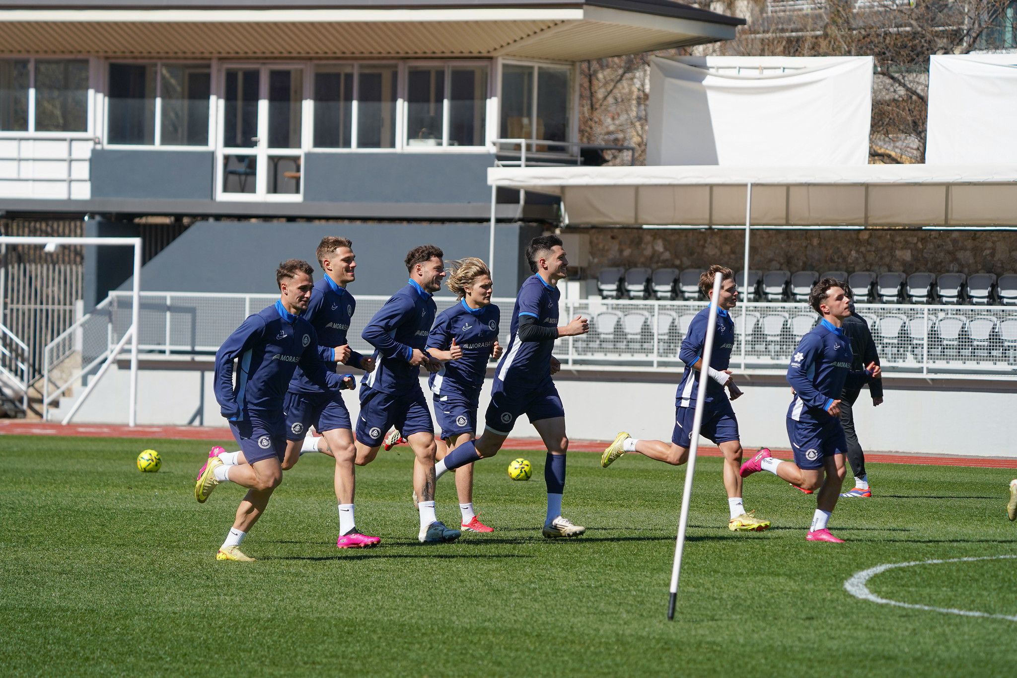 Els jugadors que formen la columna vertebral de l'Andorra, fent treball de recuperació. 
