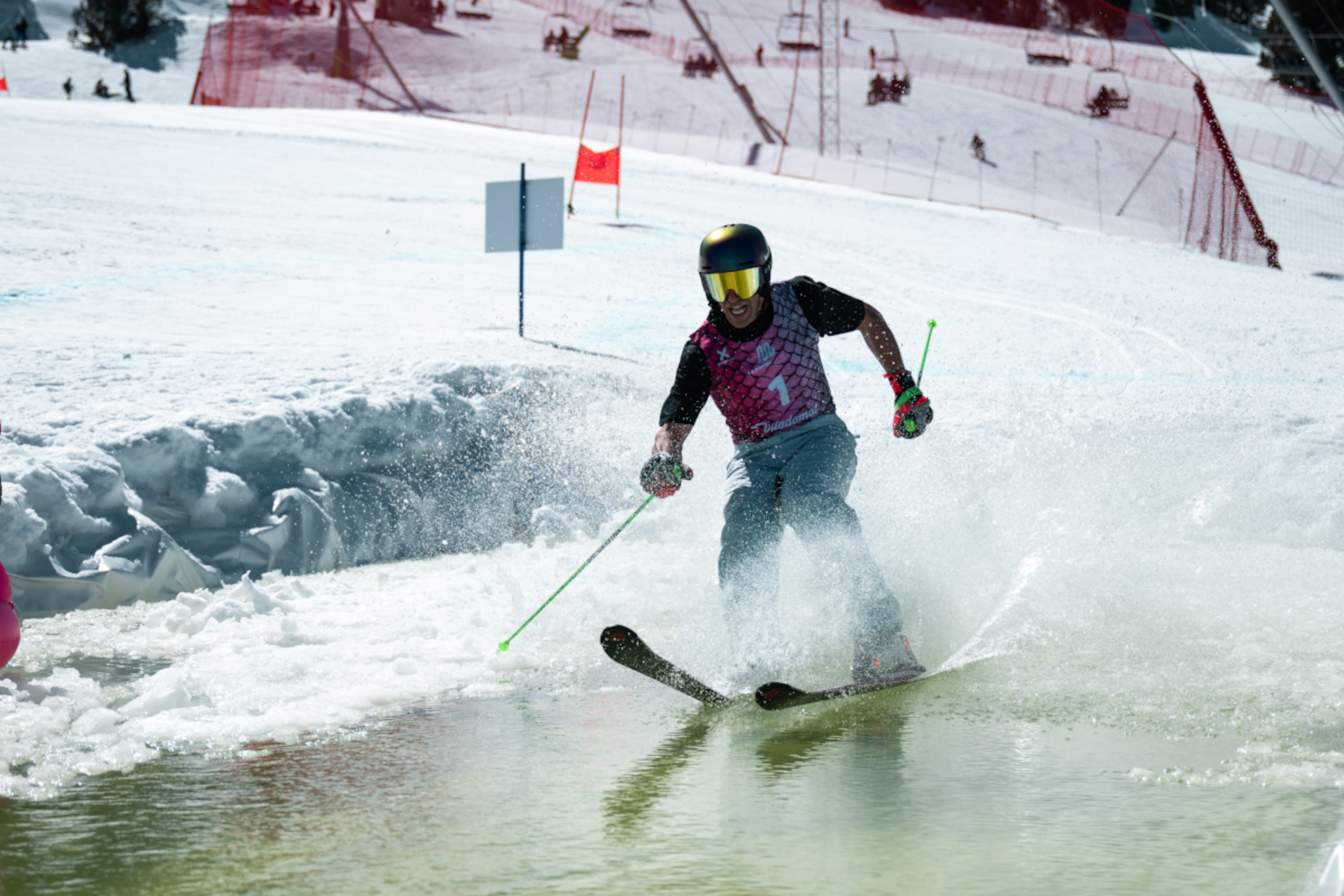L'andorrà Joan Verdú, passant per l'aigua a la seva prova de la Mamba Ski Race. 