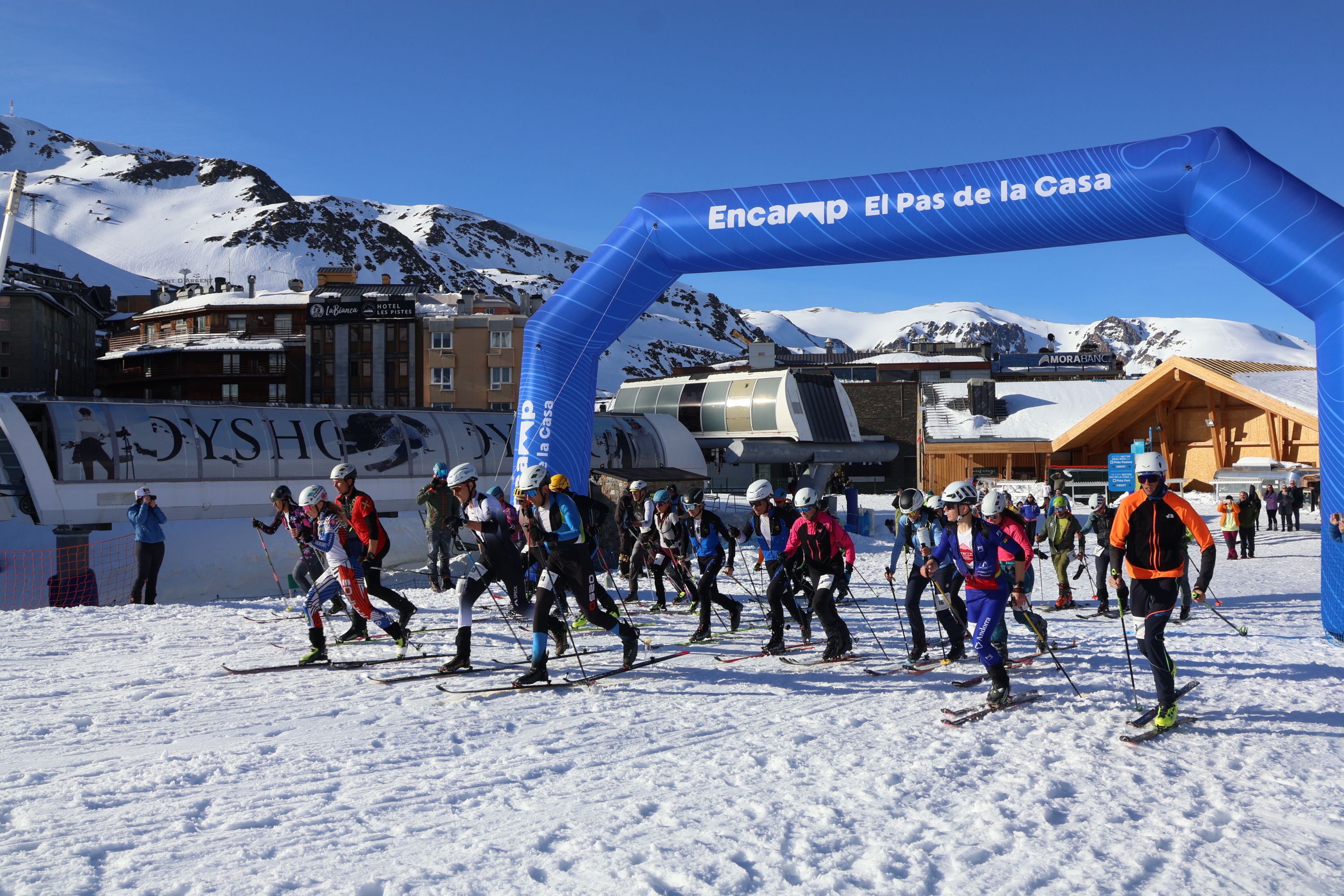 La 28a Cronoescalada Nocturna del Pas de la Casa torna amb èxit i una quarantena de participants.