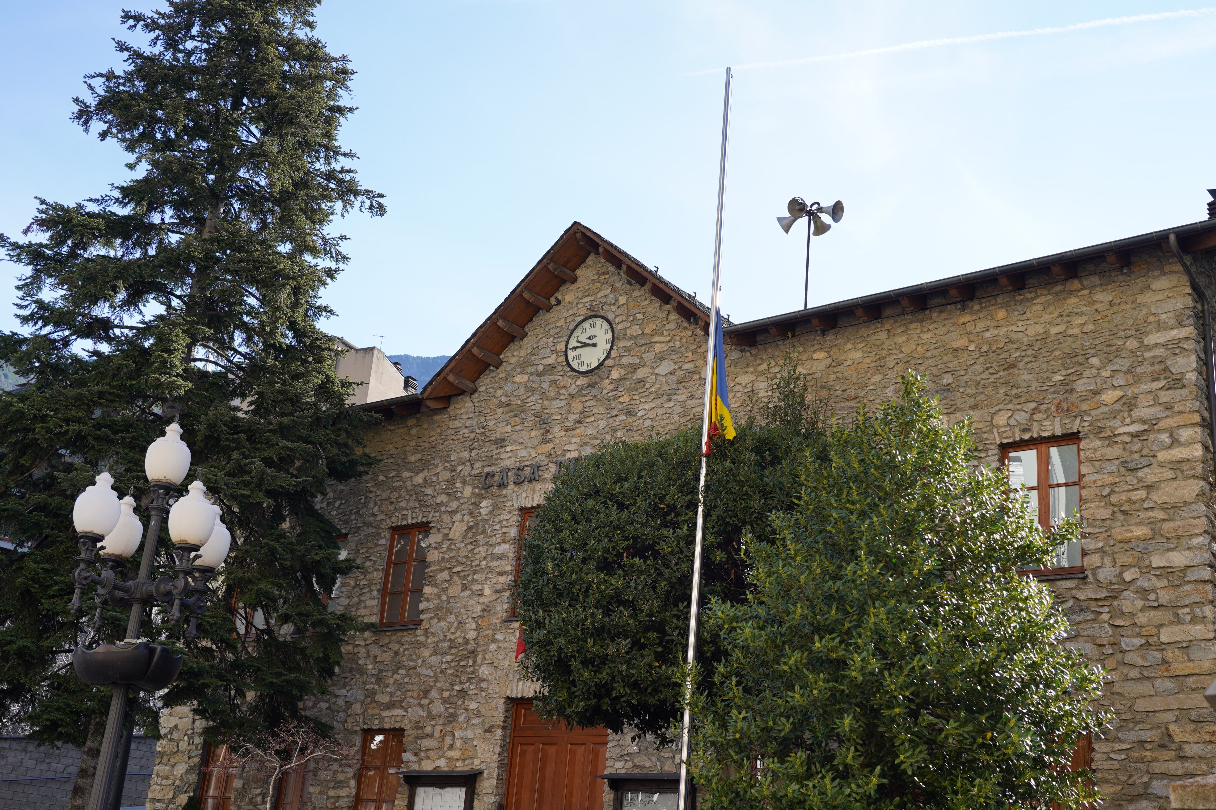 La bandera de l'antic comú lauredià oneja a mig pal. La bandera de l'antic comú lauredià oneja a mig pal.