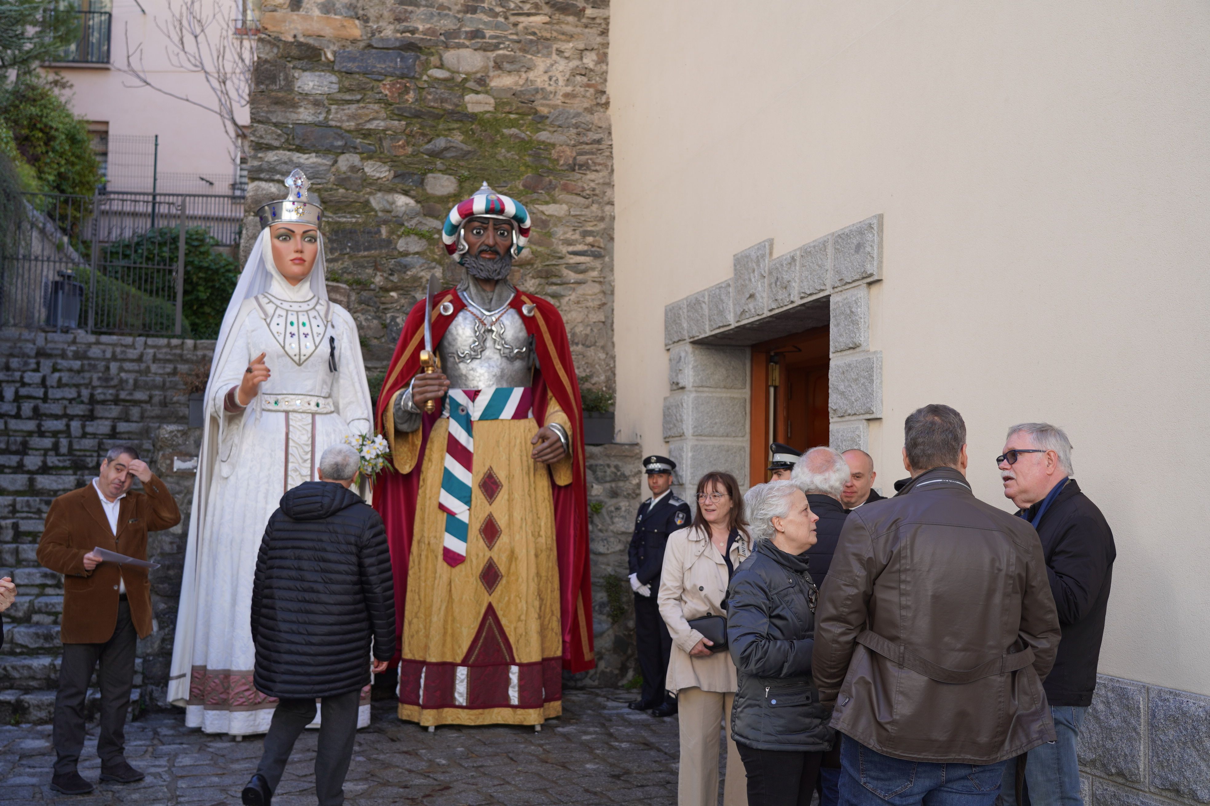 Els gegants dissenyats per Mas a la porta de l'església. Els gegants dissenyats per Mas a la porta de l'església.