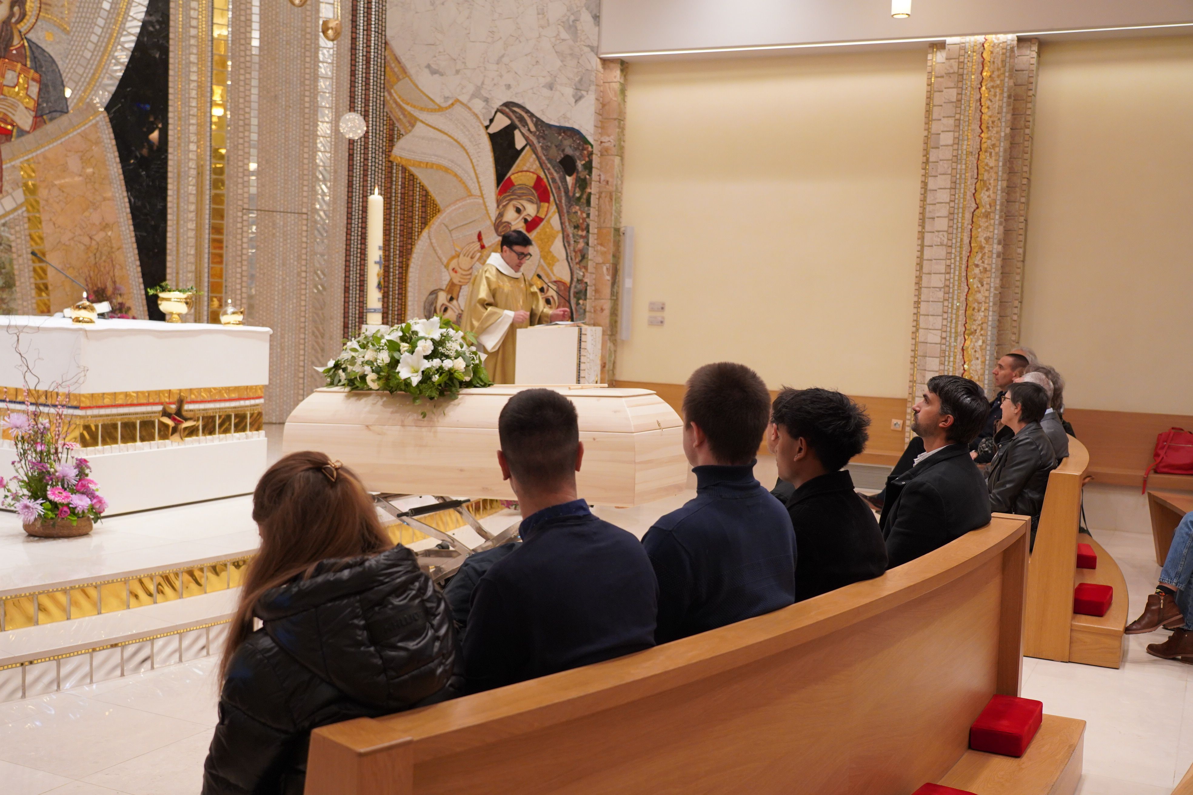 La família de Mas segueix el funeral. La família de Mas segueix el funeral.