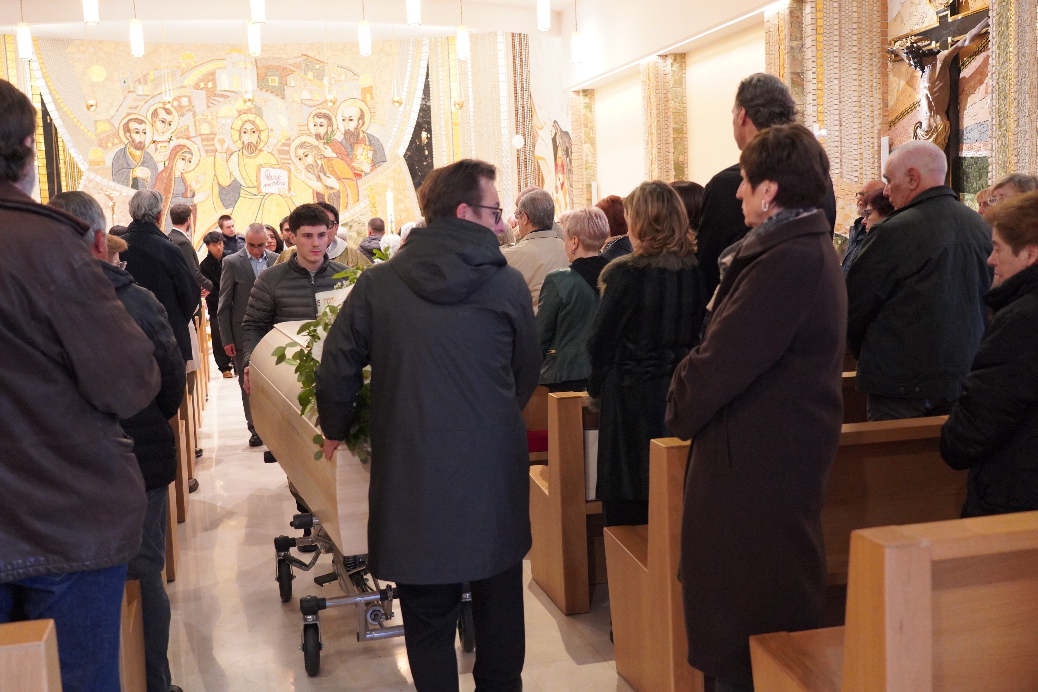 El fèretre sortint del temple. El fèretre sortint del temple.