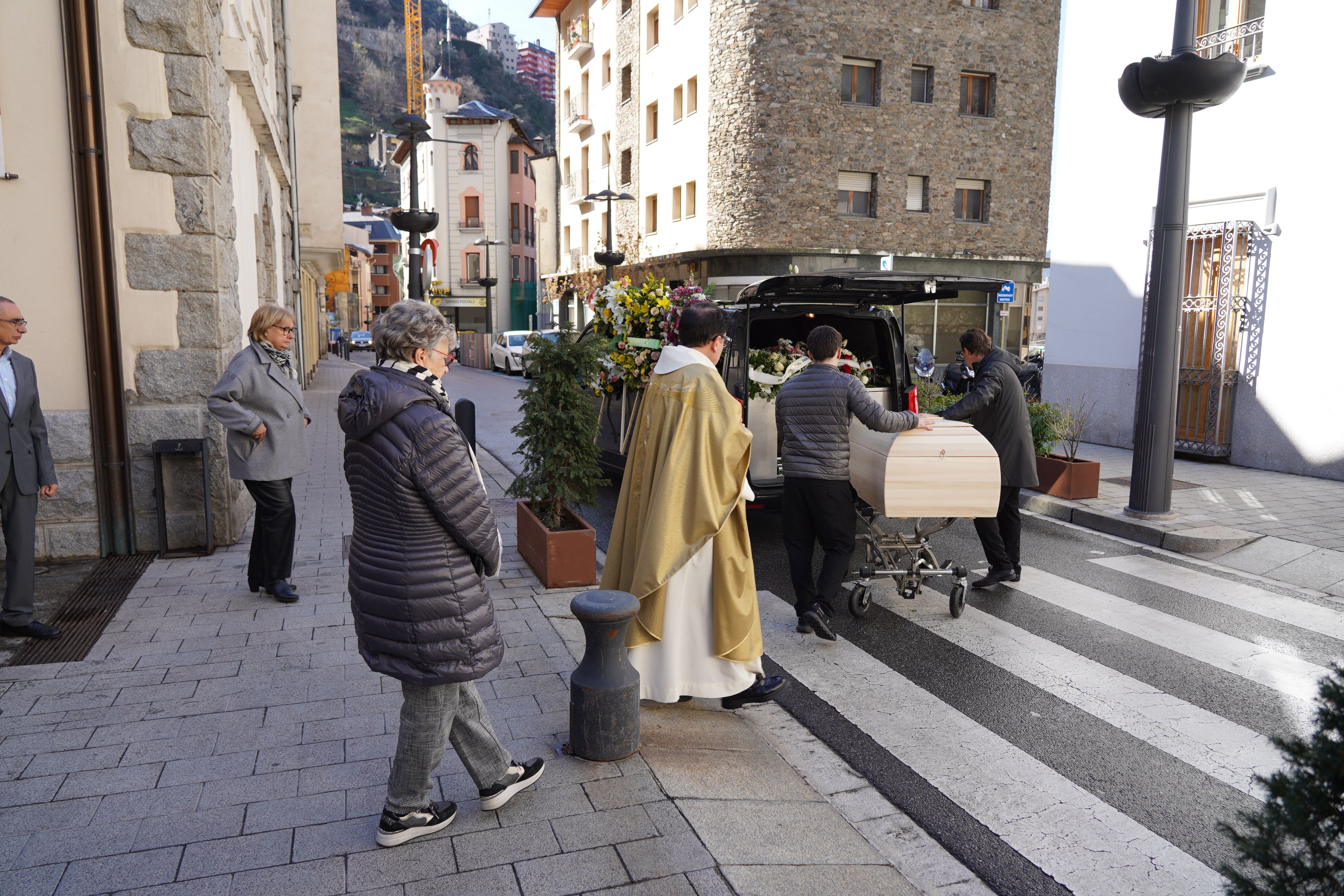 Carregant el féretre al cotxe fúnebre. Carregant el féretre al cotxe fúnebre.