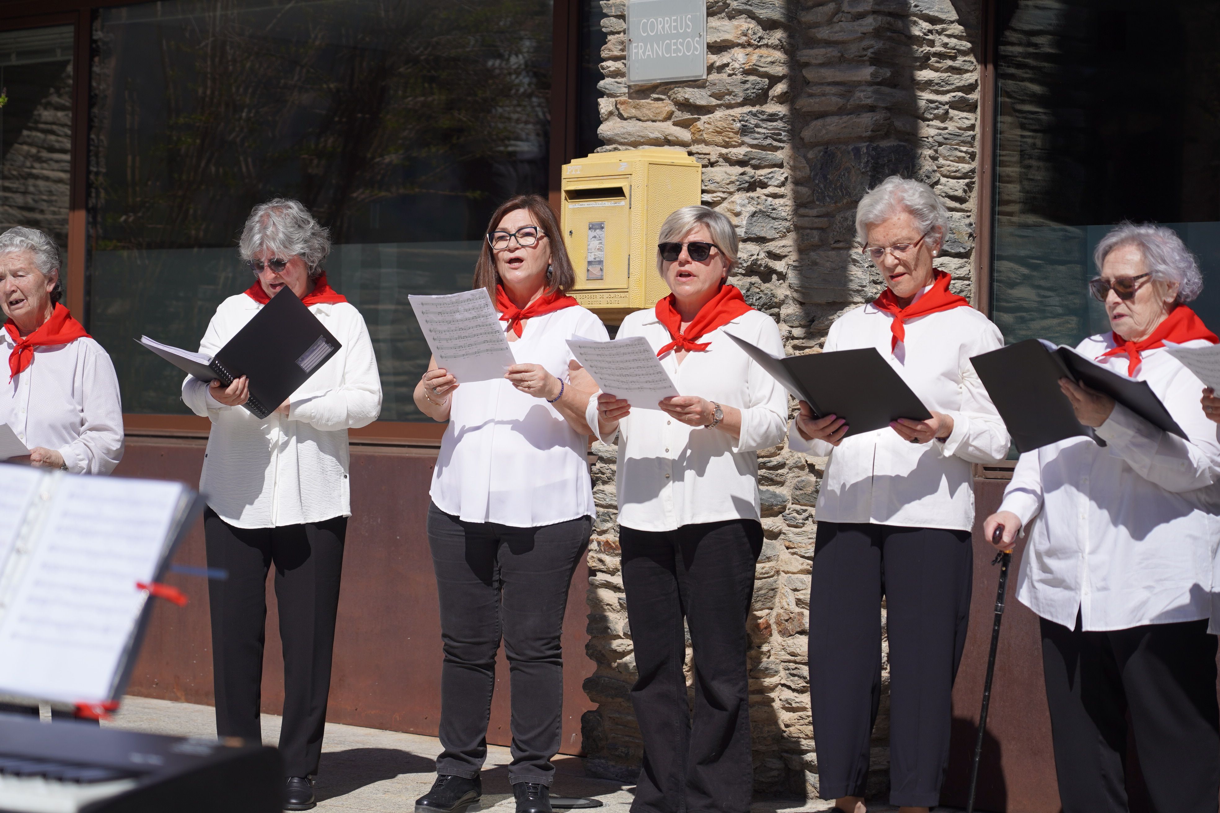 La Coral, interpretant la Grandalla. La Coral, interpretant la Grandalla.