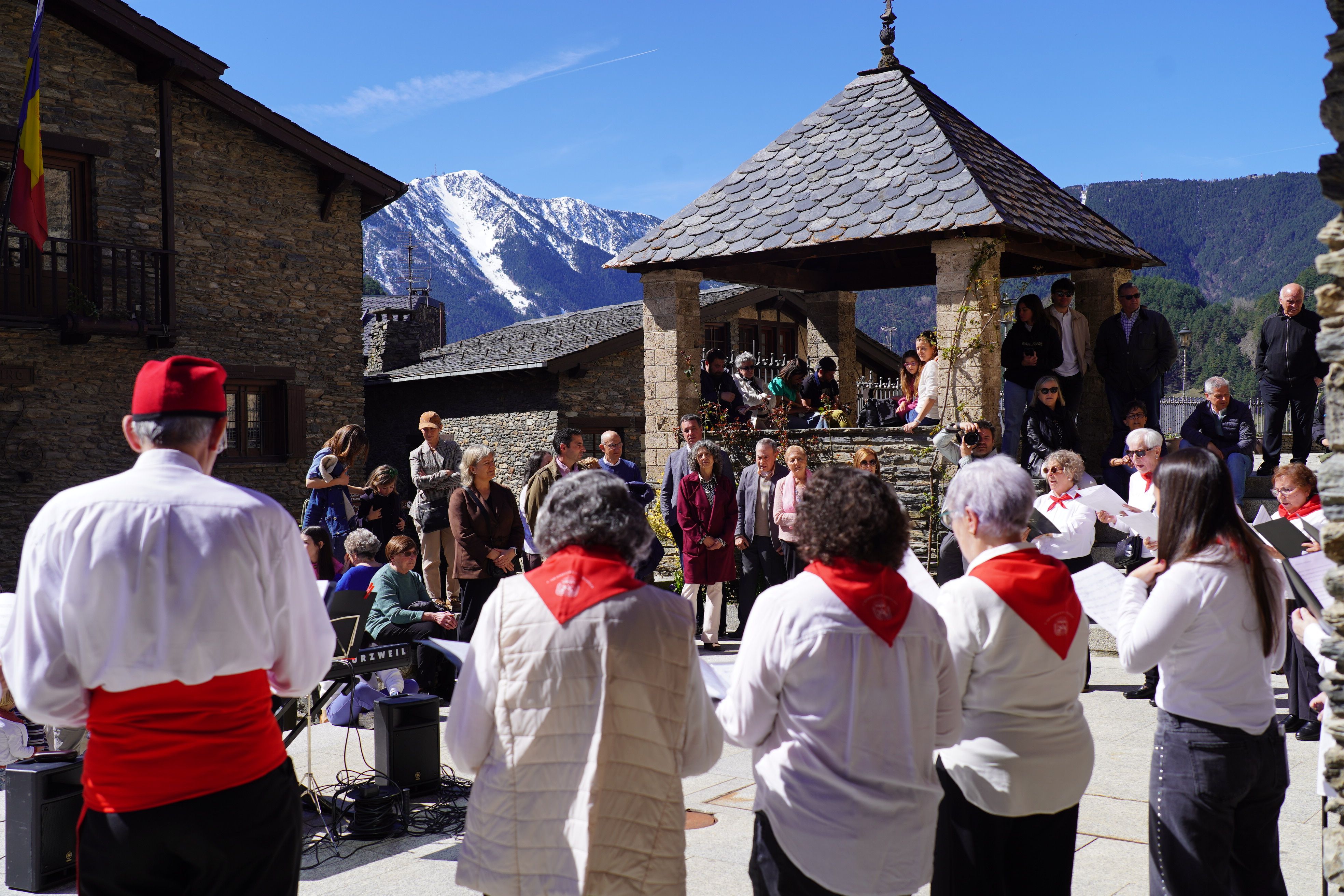 Vistes privilegiades a Ordino per les caramelles. Vistes privilegiades a Ordino per les caramelles.