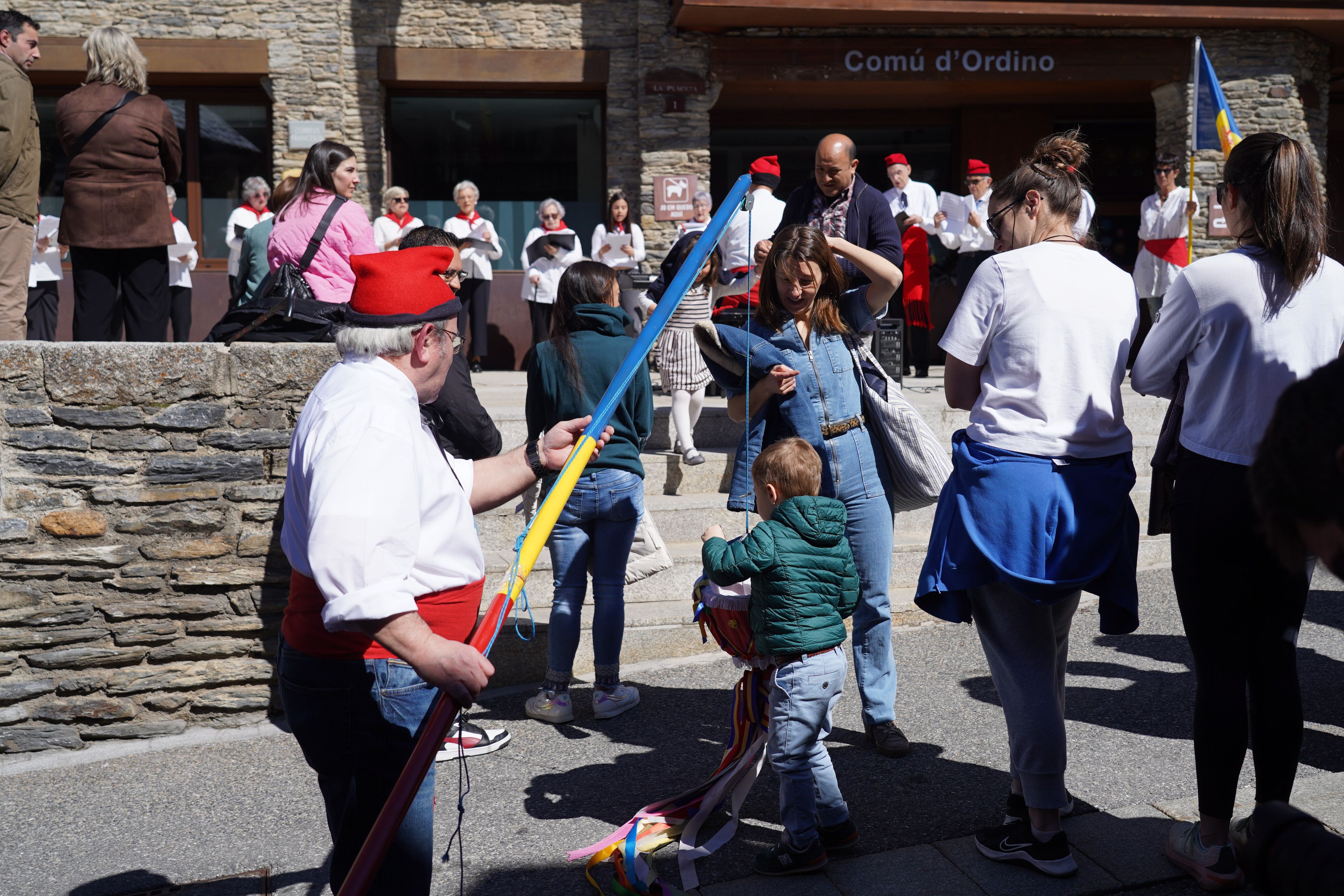 Els més petits, donant la voluntat a la Coral. Els més petits, donant la voluntat a la Coral.