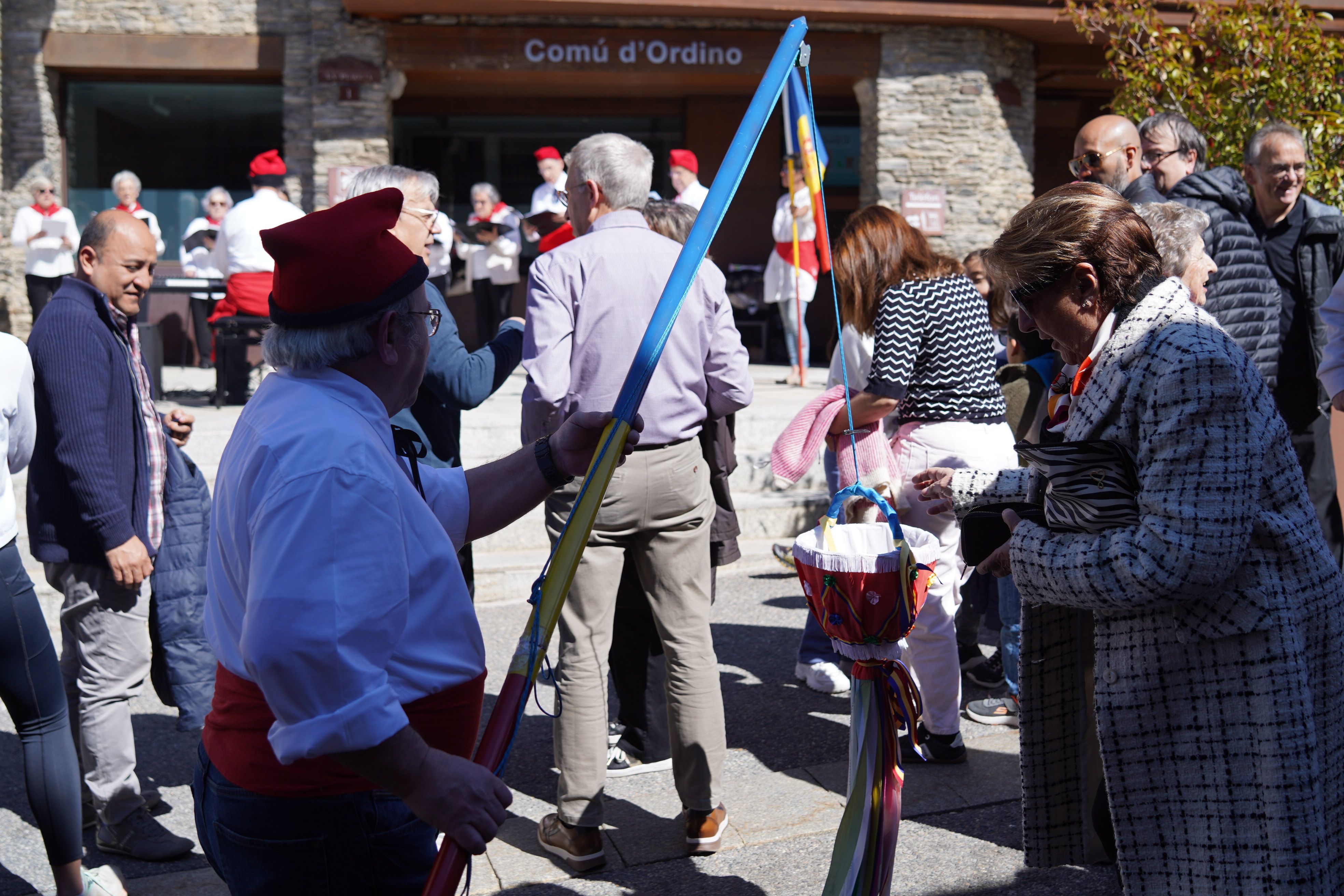 Un dels integrants de Casamanya, amb la cistella. Un dels integrants de Casamanya, amb la cistella.