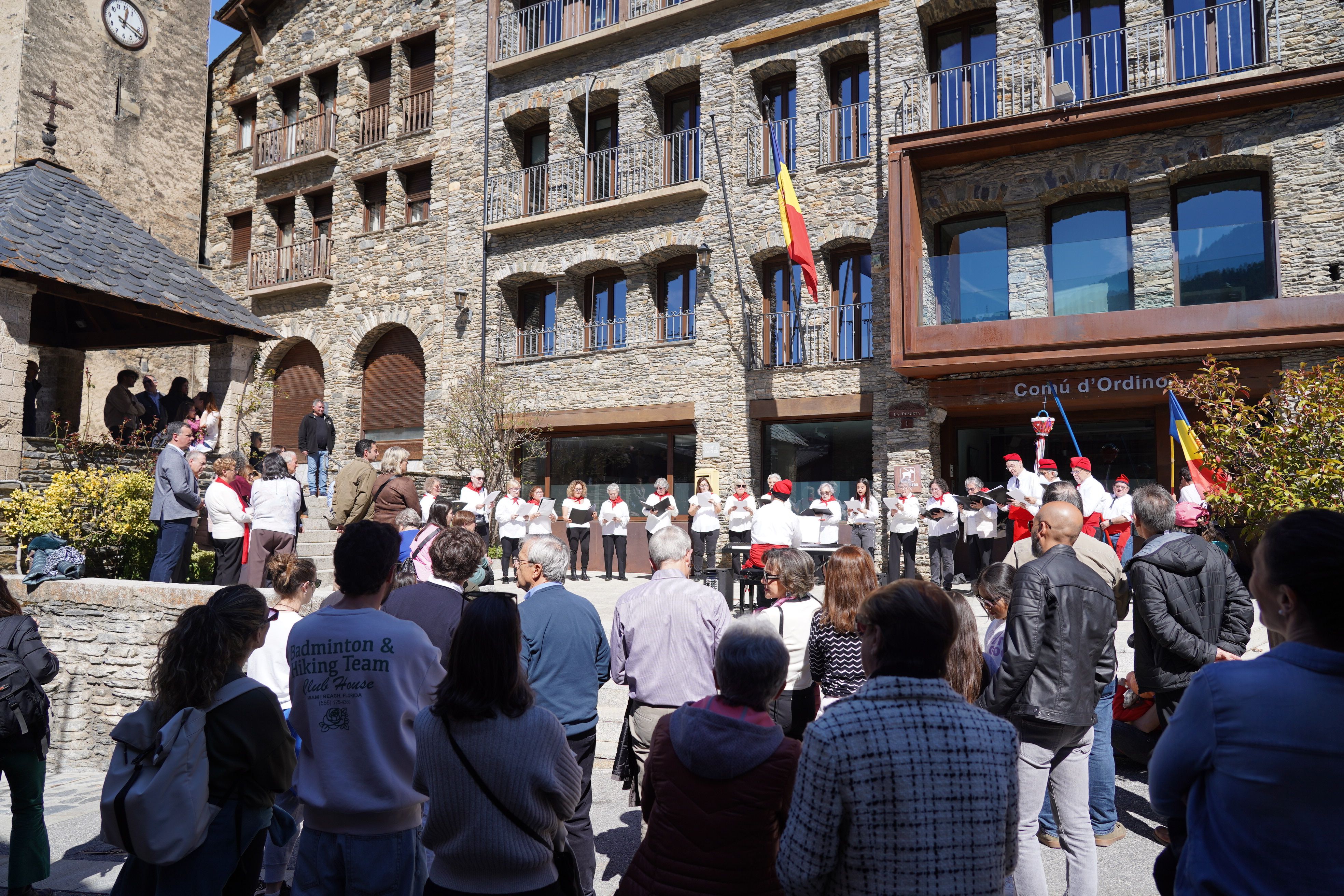 Molta expectació en la primera parada davant del comú. Molta expectació en la primera parada davant del comú.