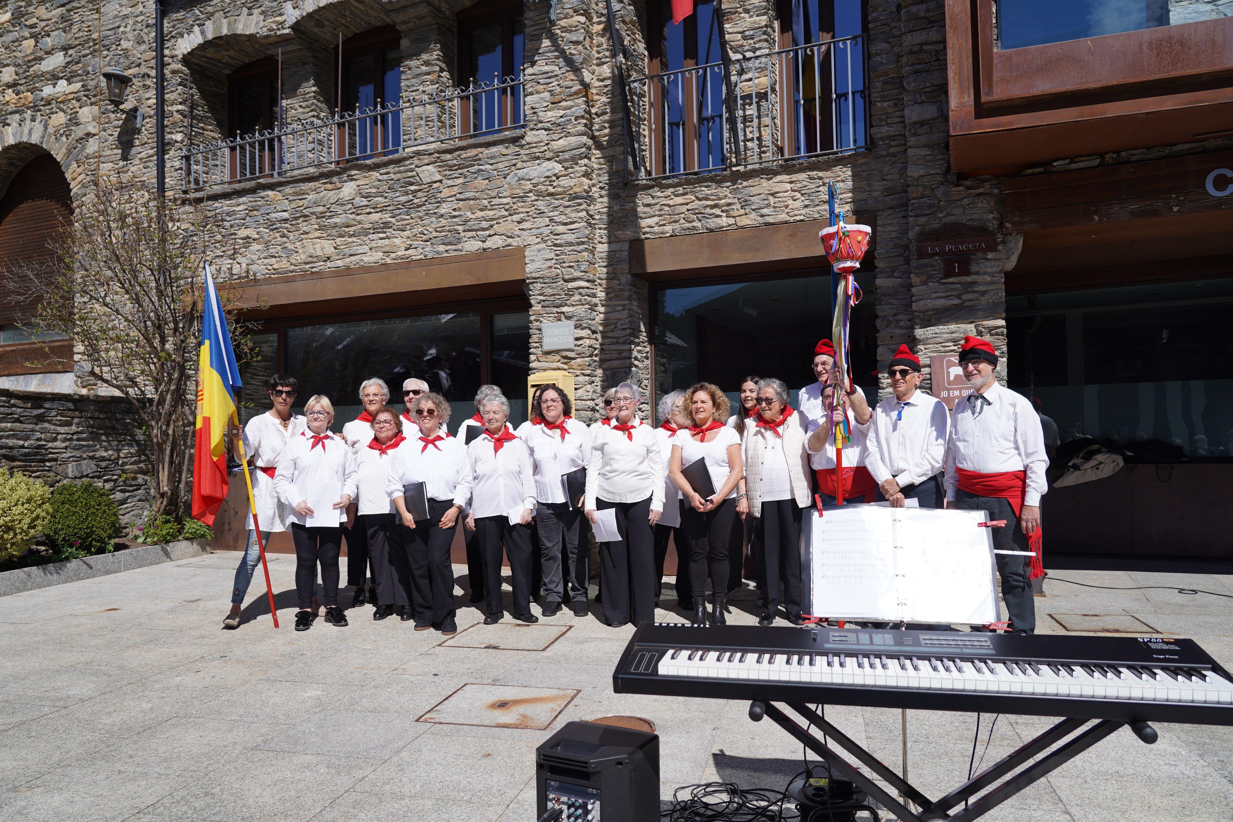 Fotografia conjunta de tots els cantaires. Fotografia conjunta de tots els cantaires.