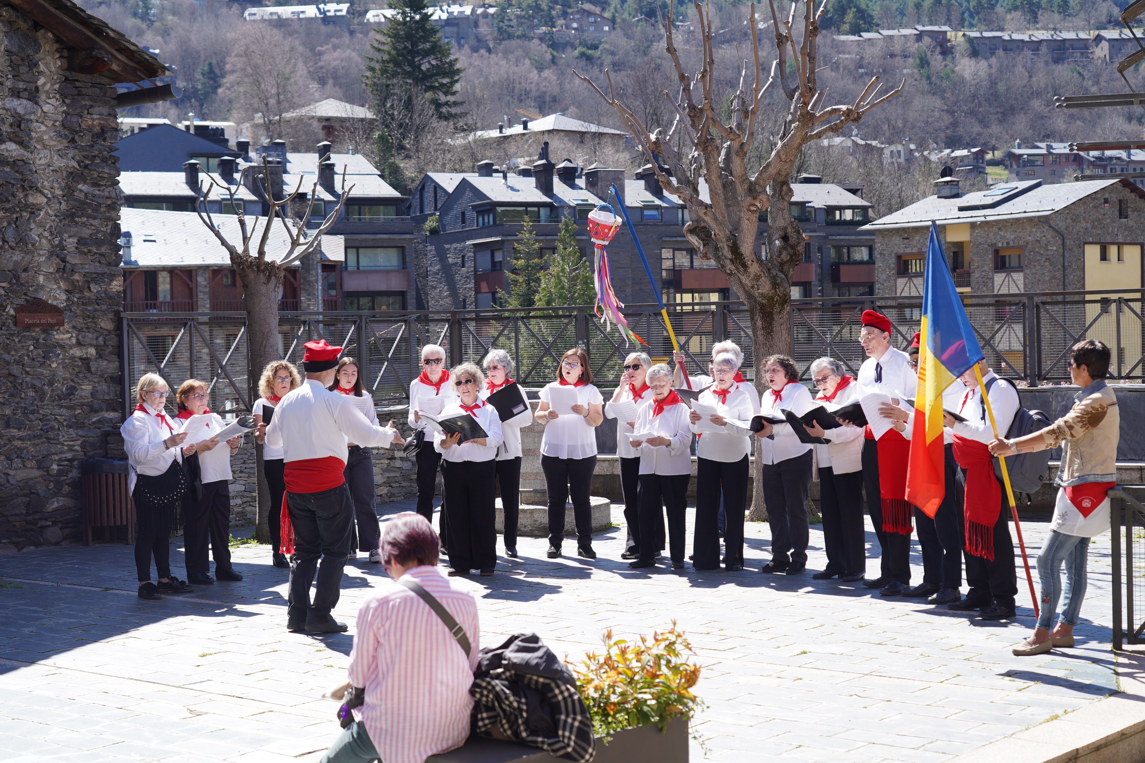 La Coral, interpretant un dels valsos. La Coral, interpretant un dels valsos.