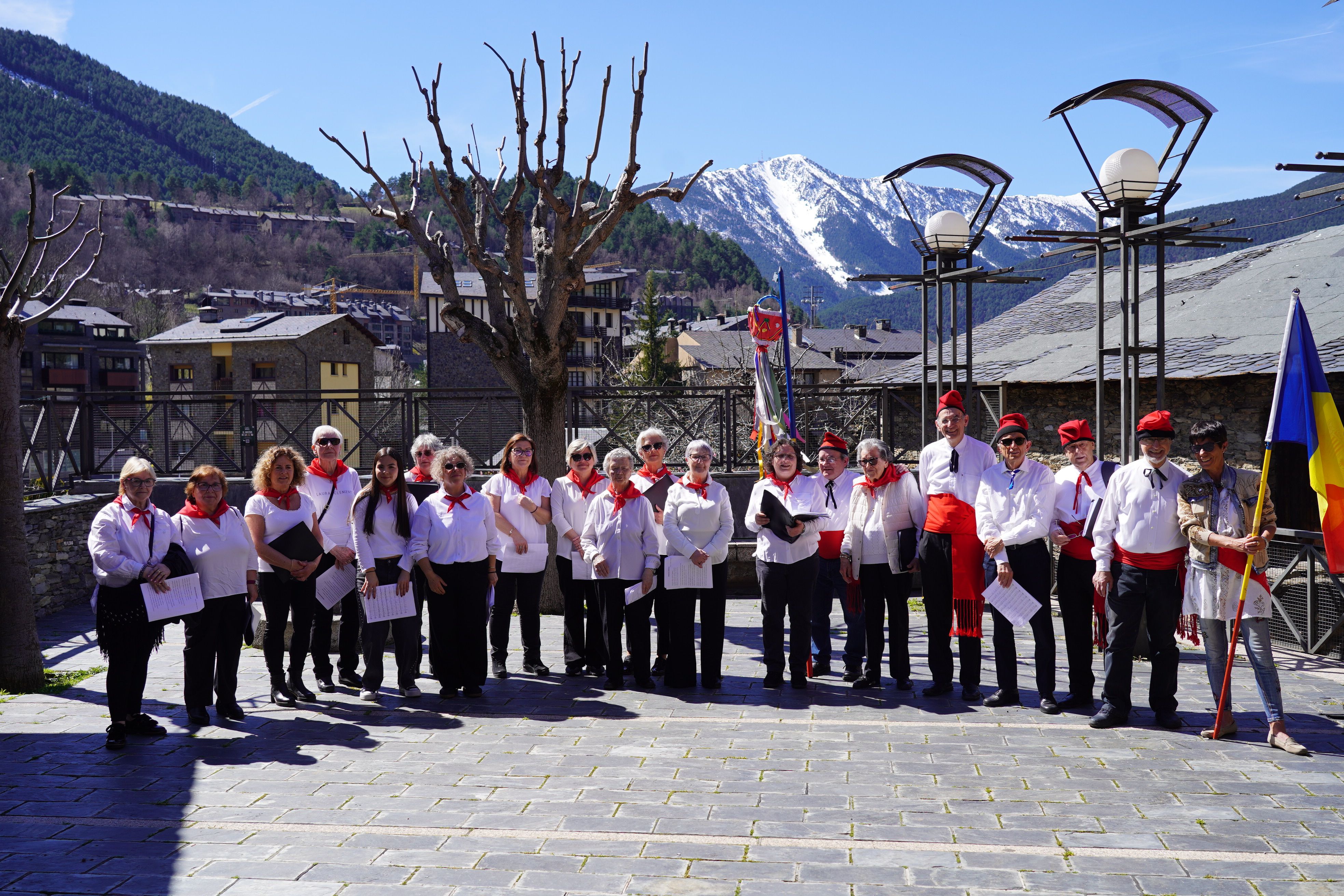La neu fonent-se al fons amb l'arribada de la Pasqua. La neu fonent-se al fons amb l'arribada de la Pasqua.