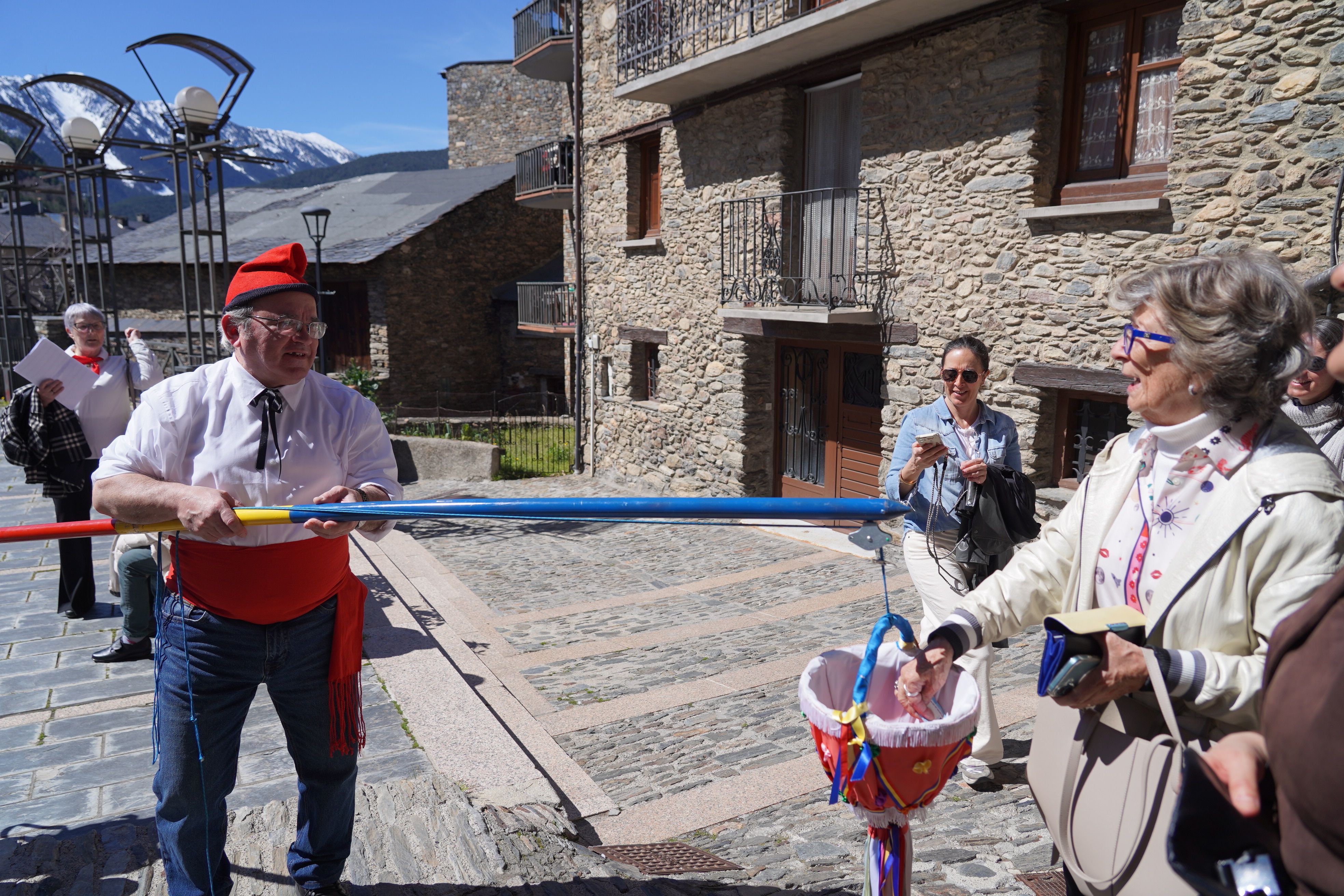 Una de les assistents, generosa amb la Coral. Una de les assistents, generosa amb la Coral.