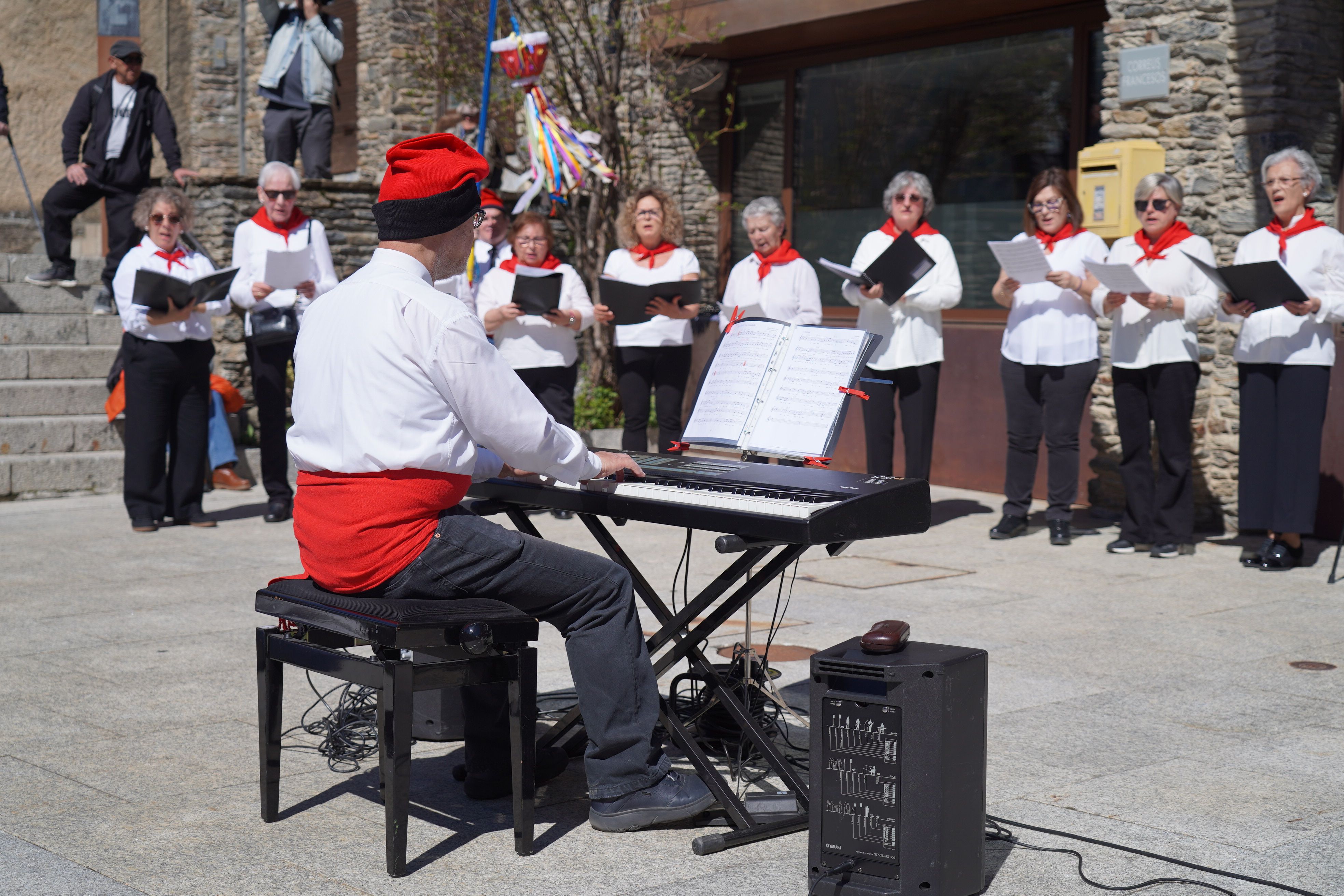 El director de la Coral Casamanya, Josep Puig, marca el compàs dels cantaires. 