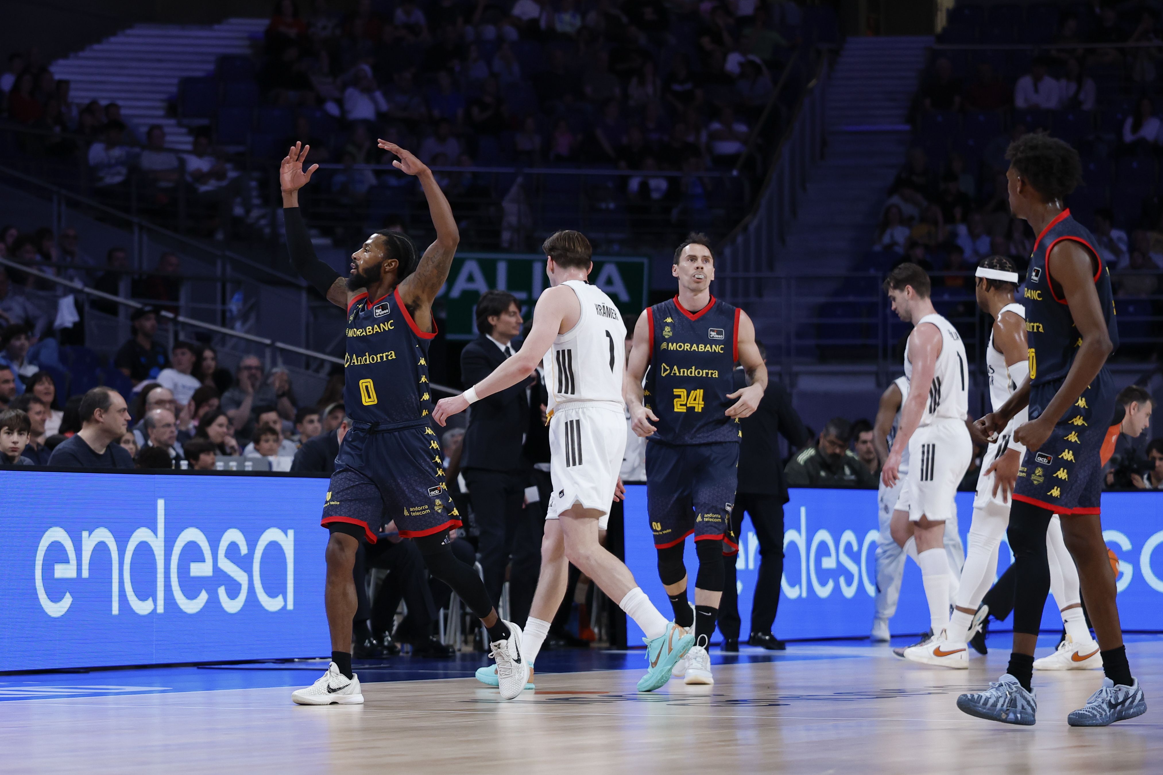 Evans, encenent el públic de Madrid a la primera meitat.