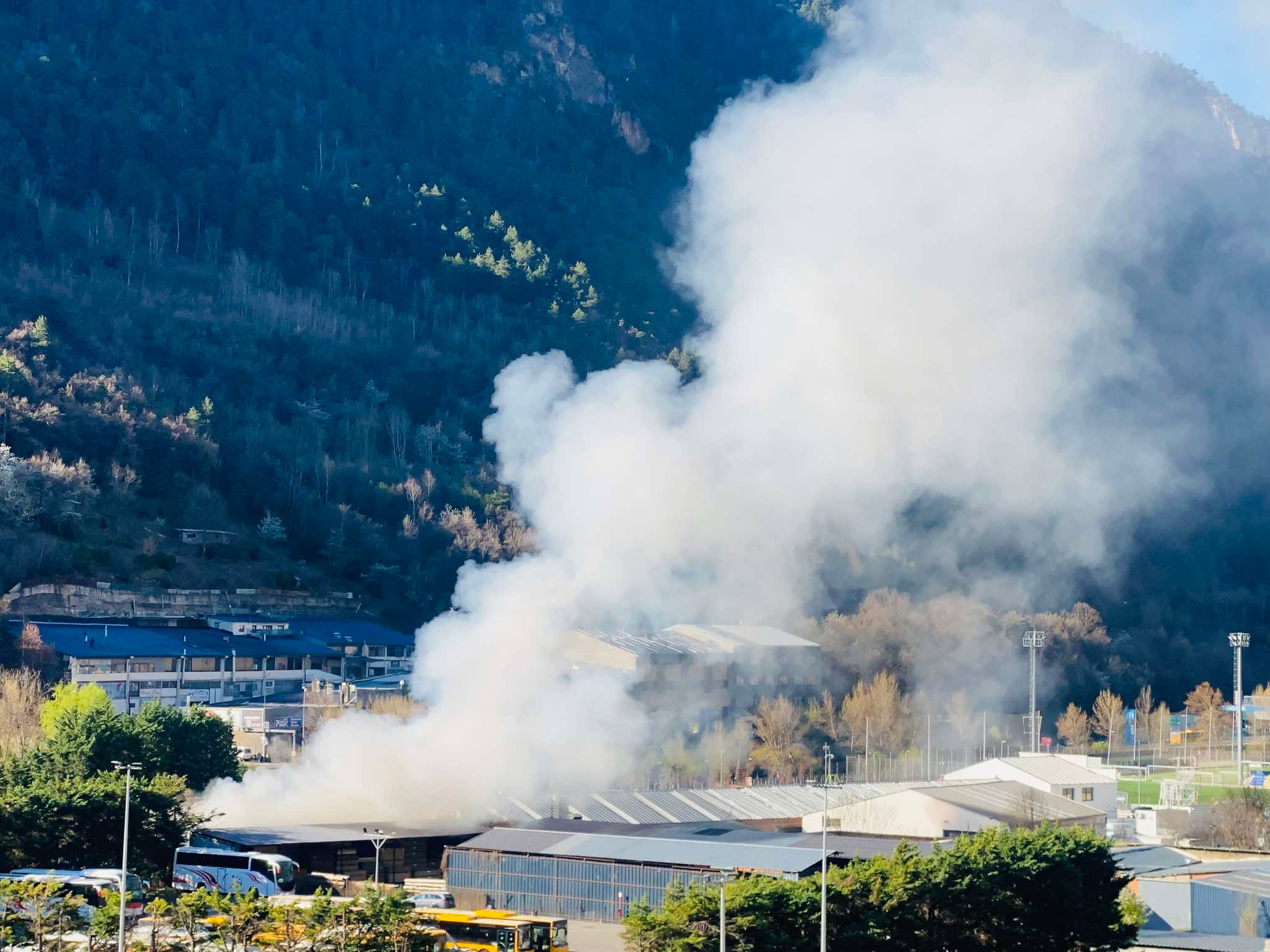 El fum que ha generat l'incendi.