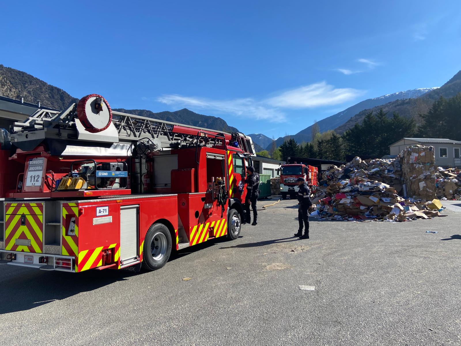 El camió de bombers a la zona. El camió de bombers a la zona.