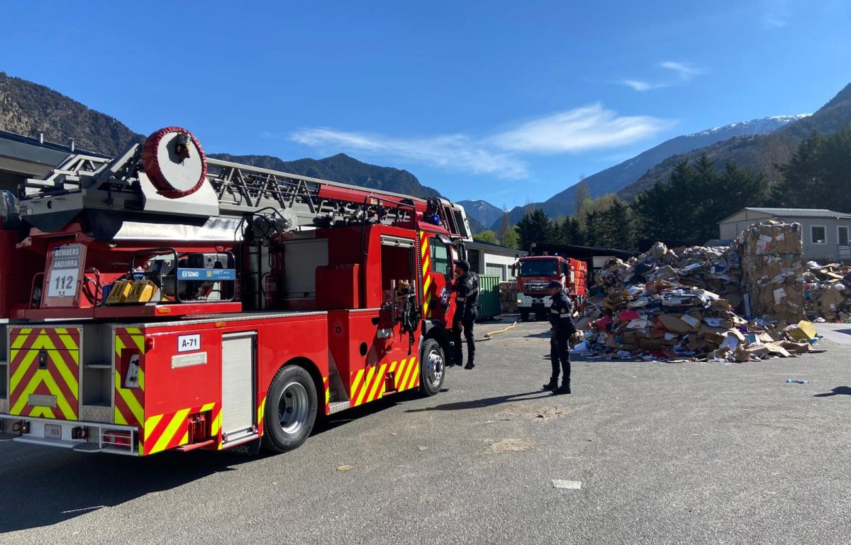 El camió de bombers a la zona.