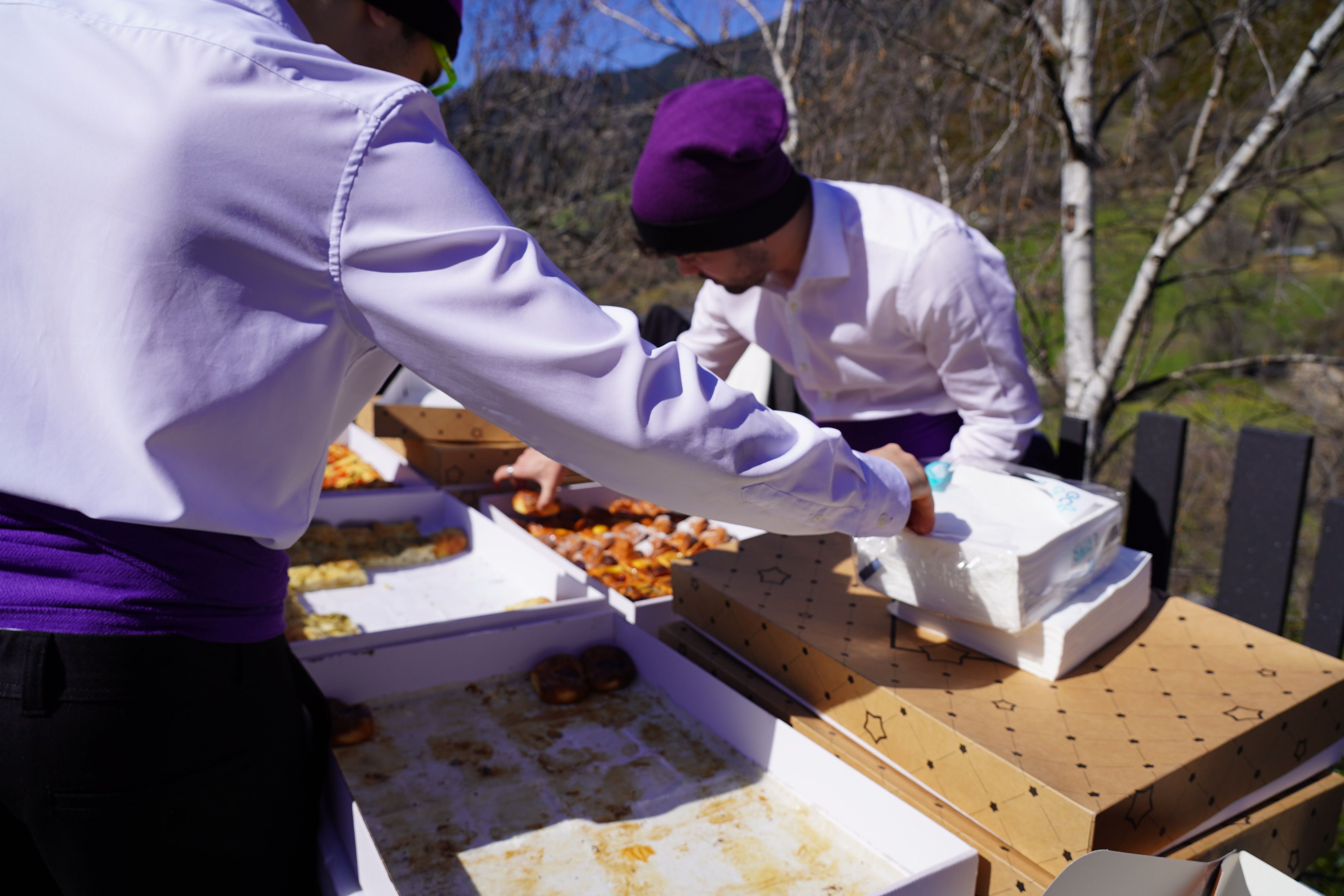 Els Caramellaires recuperant forces després de cantar les cançons tradicionals.