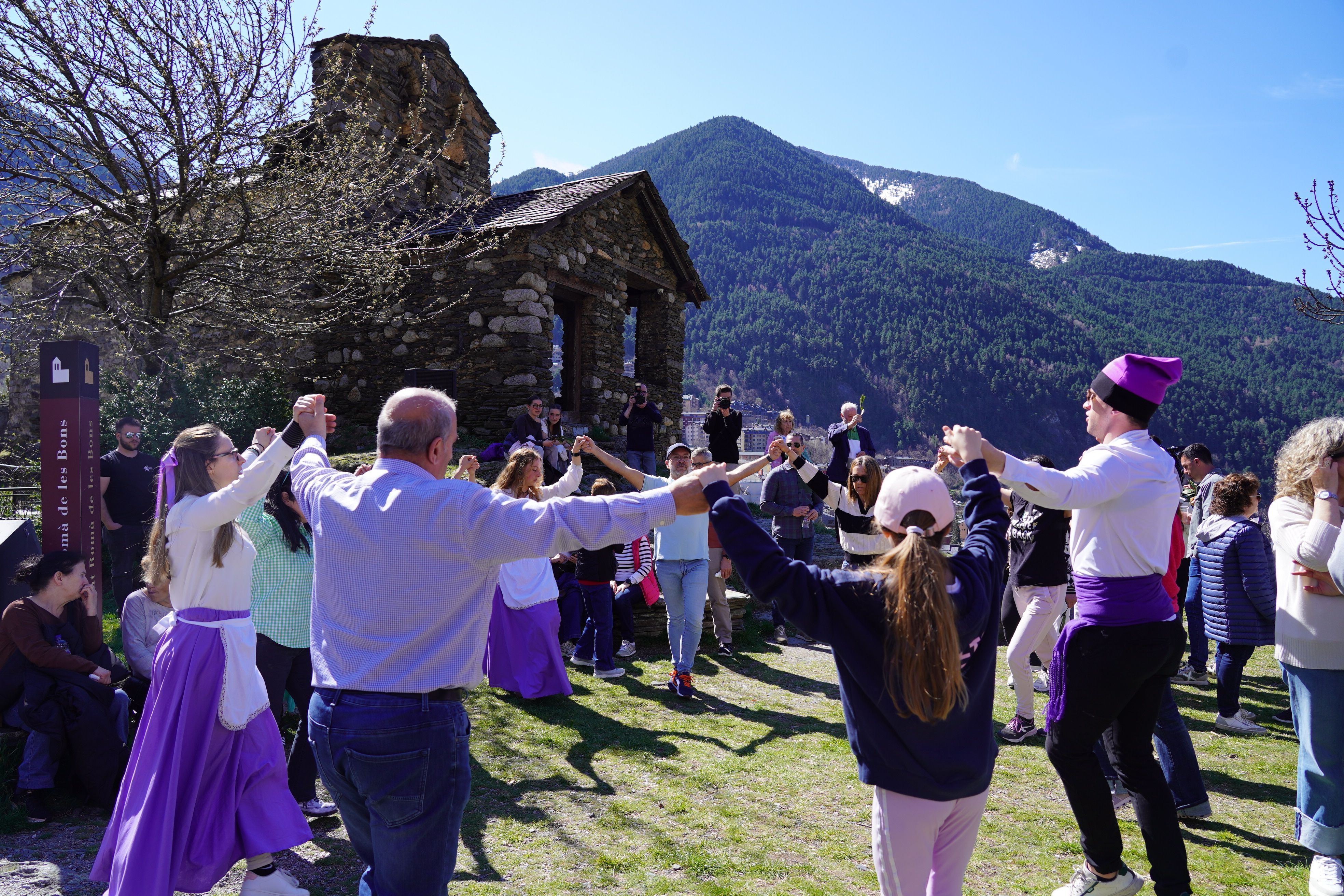 Després de l'aperitiu, la plaça s'ha omplert amb el ball de Sardanes.