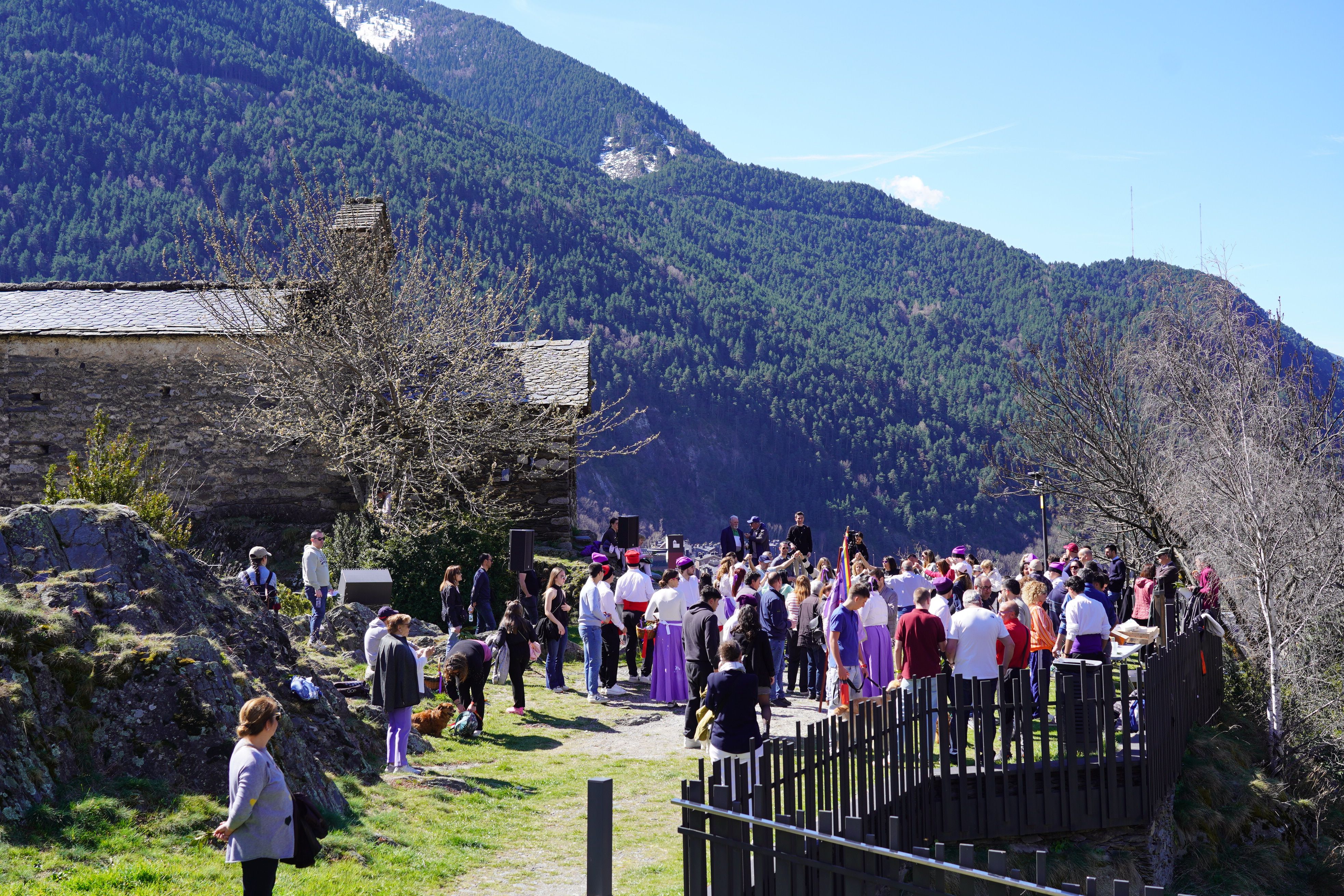 Veïns de les Bons i altres encampadans gaudint del matí assolellat.