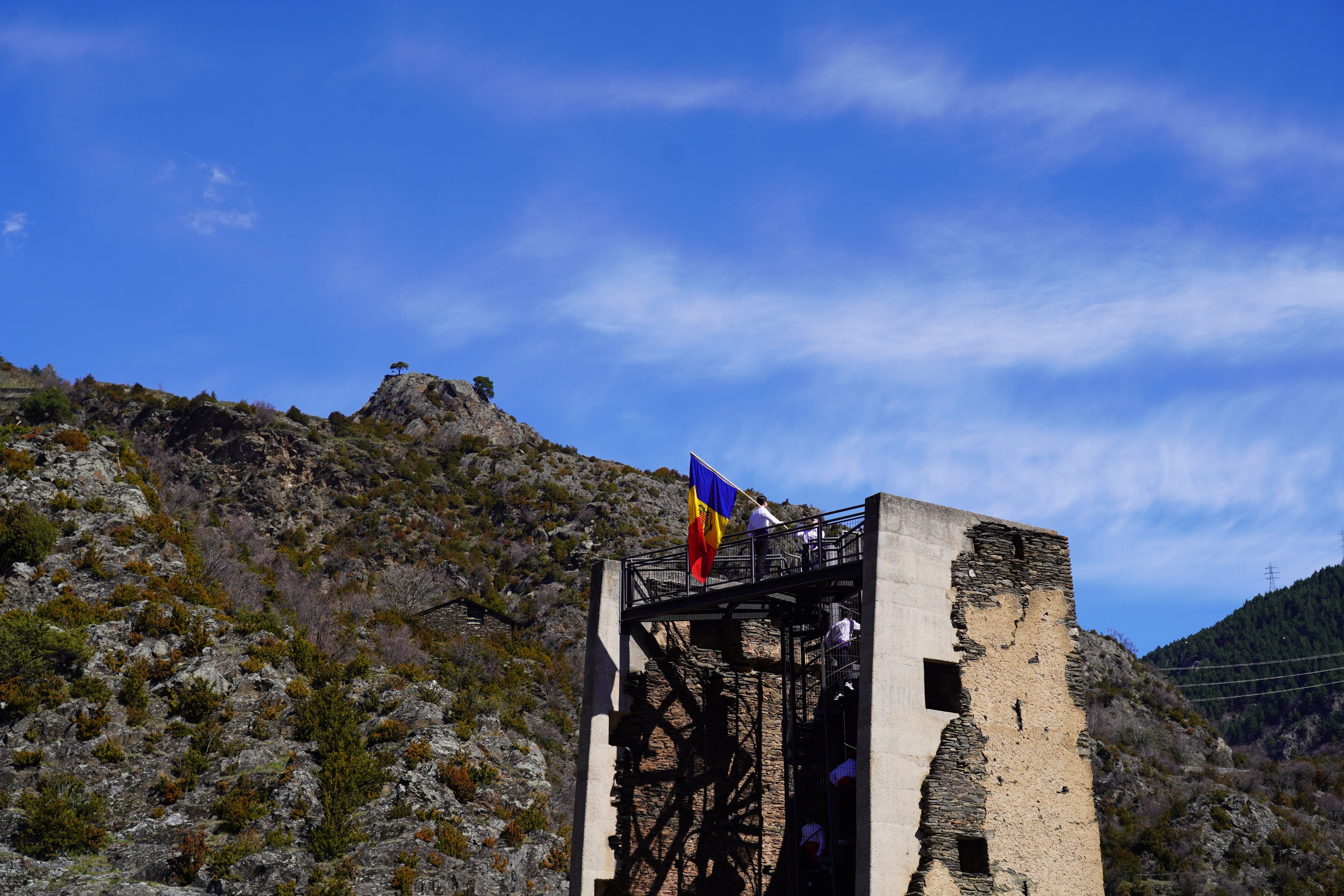 Els Caramellaires ondejant la bandera d'Andorra a la Torre dels Moros.